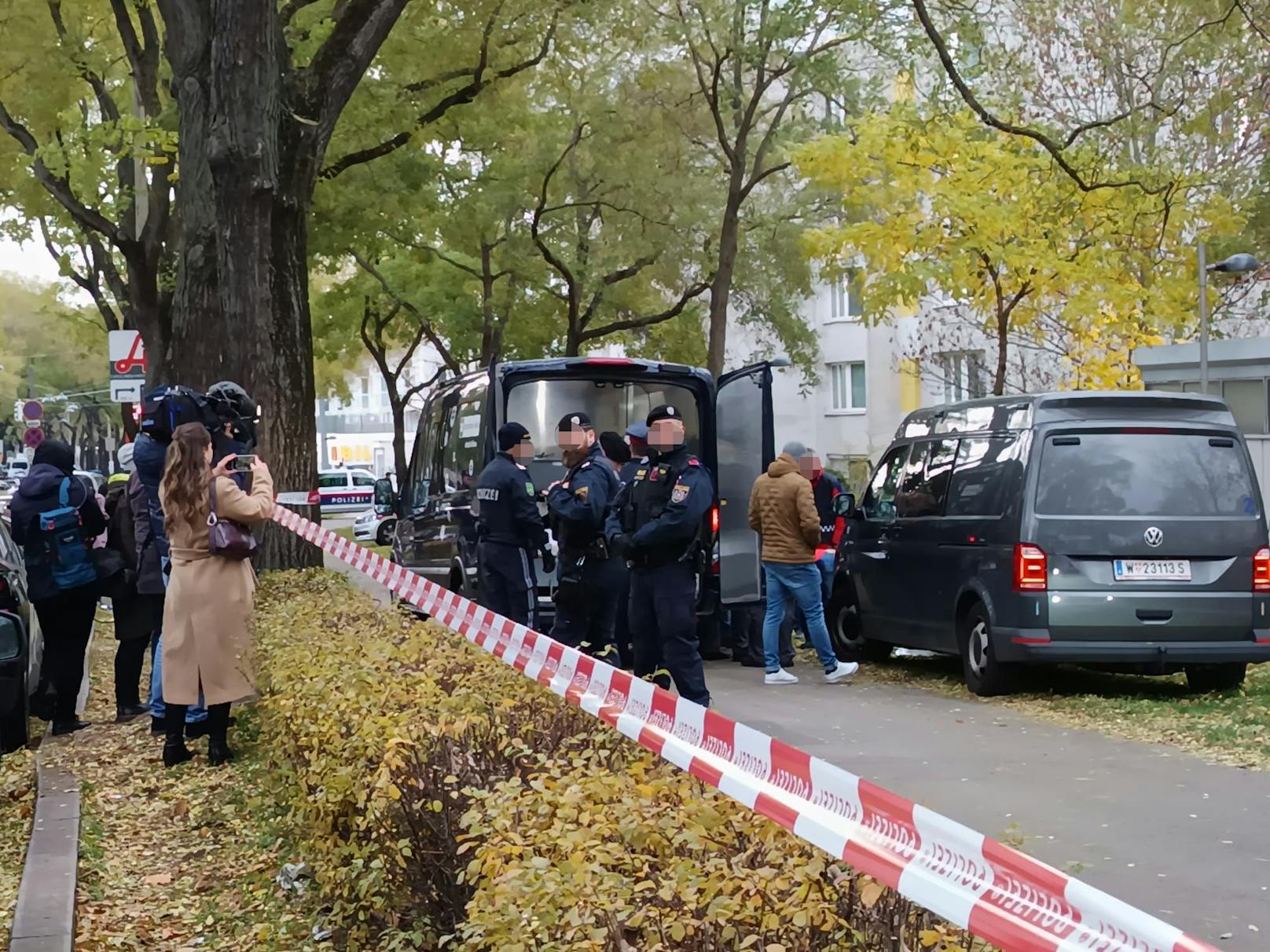 Betrübte Stimmung beim Abtransport der Babyleiche