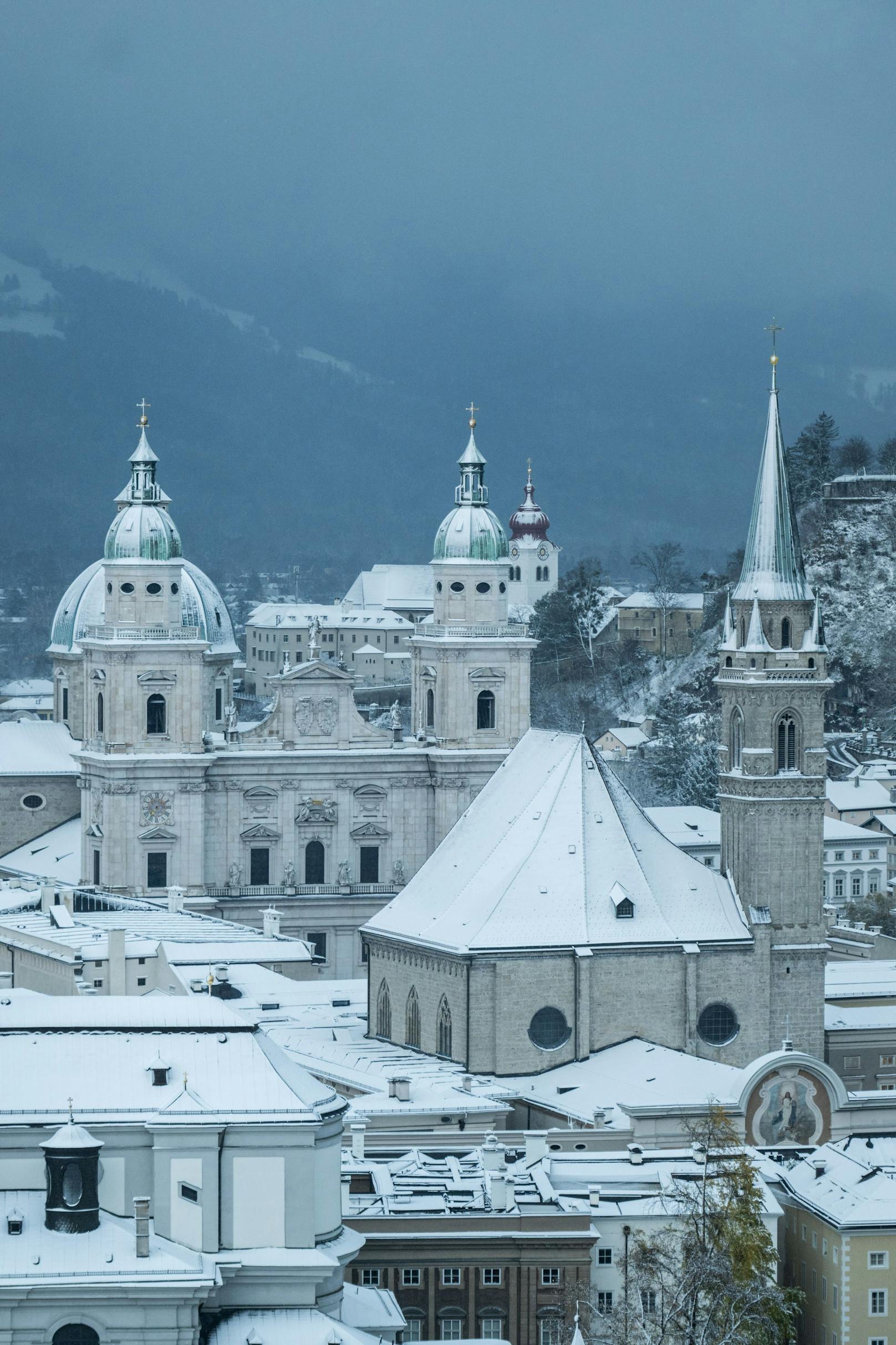 Ausblick auf die frisch verschneite Stadt Salzburg und die Festung Hohensalzburg.