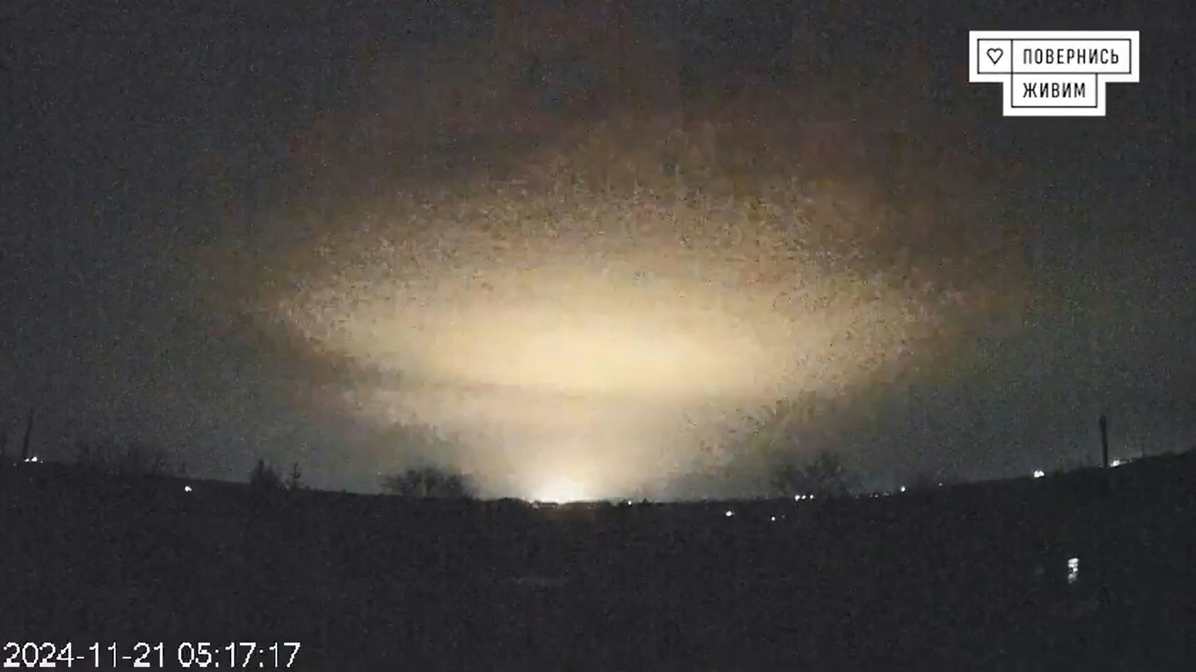 Ein Bild aus einer Überwachungskamera in der ukrainischen Stadt Dnipro, kurz nach dem Einschlag der Hyperschallrakete in einer Waffenfabrik