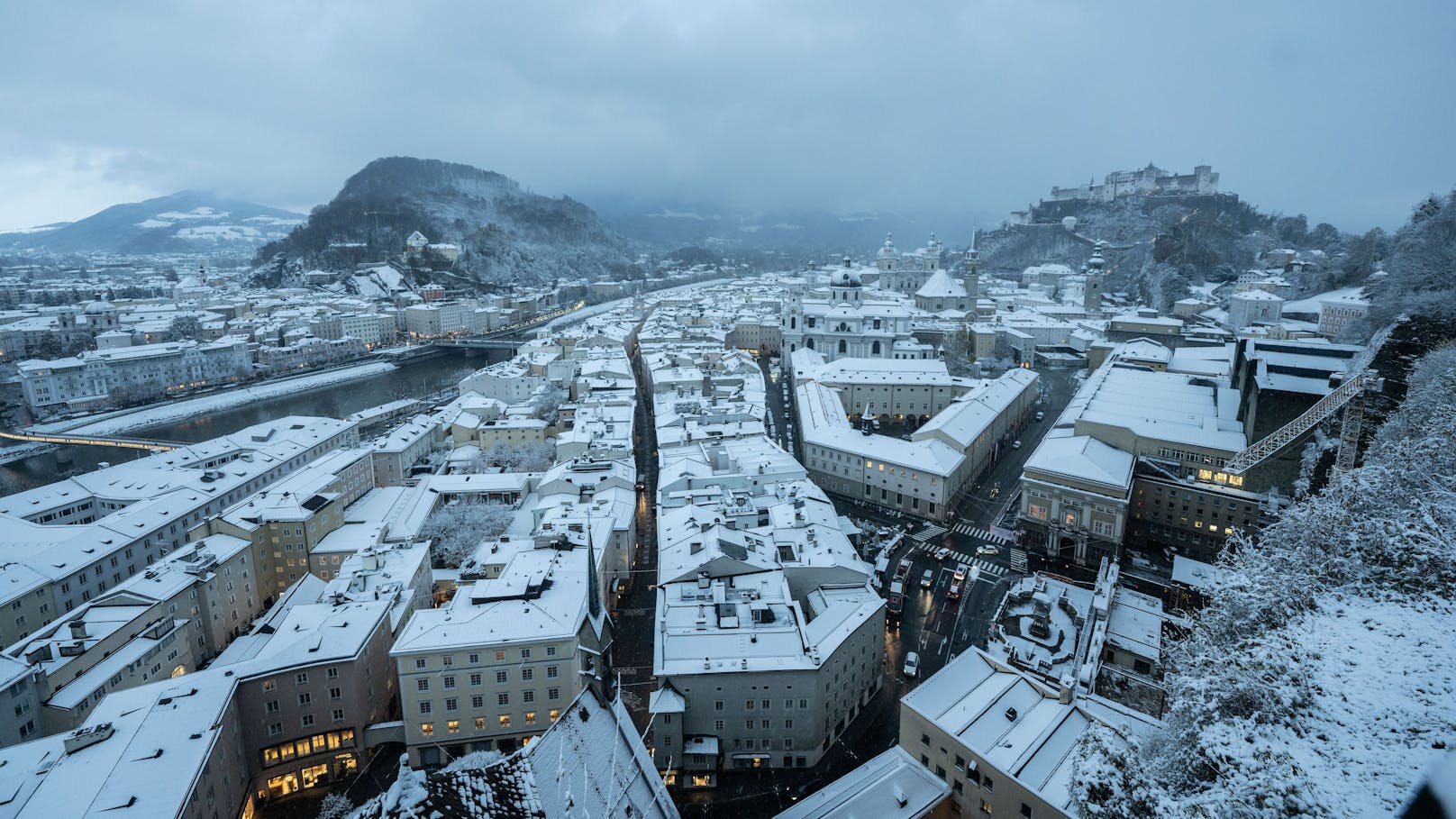 Neuschnee und Wintereinbruch in der Festspiel- und Mozartstadt Salzburg am Morgen des 22. November 2024.