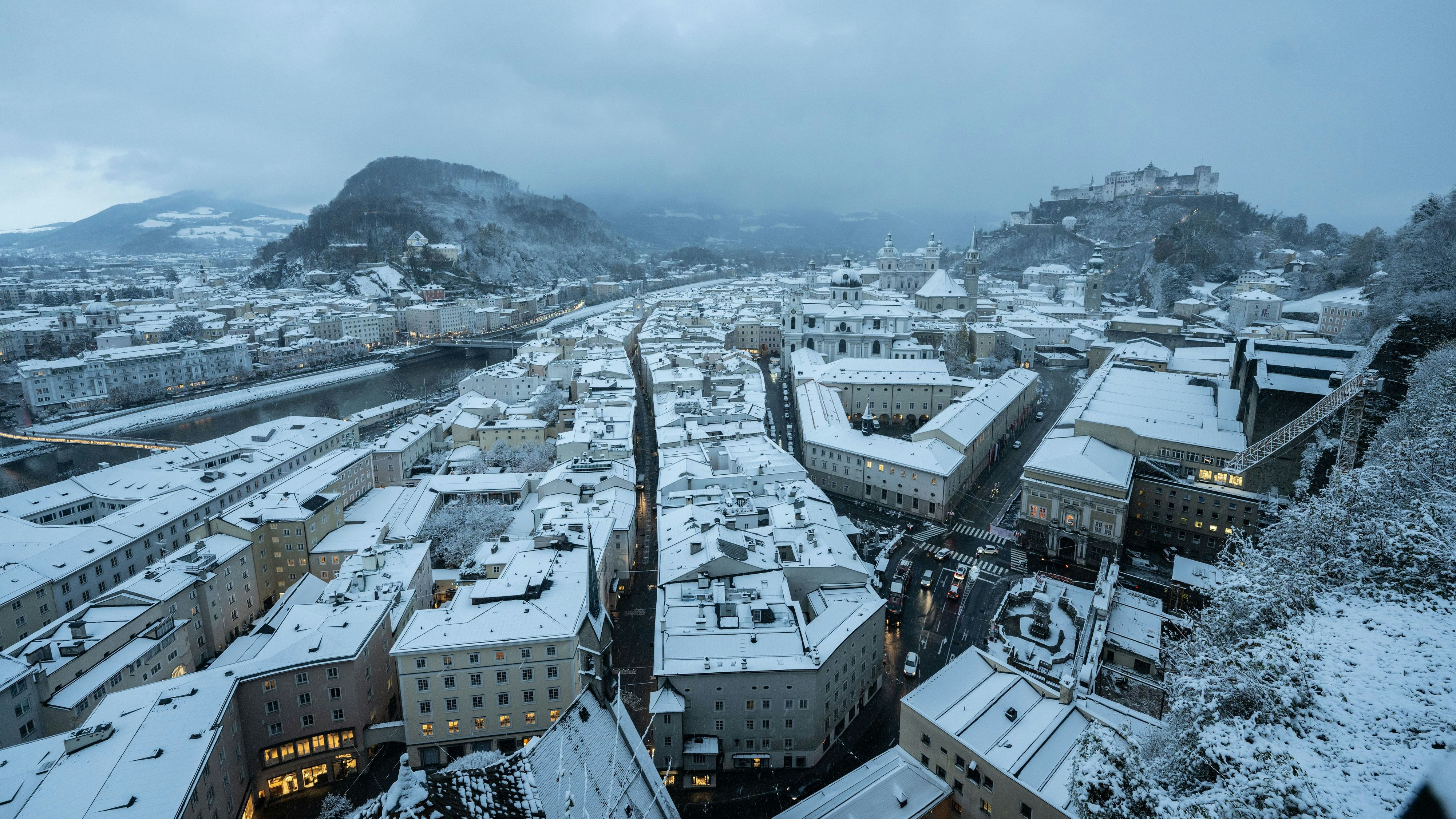 Download von www.picturedesk.com am 22.11.2024 (14:14).  Neuschnee und Wintereinbruch in der Festspiel- und Mozartstadt Salzburg am Morgen des 22.11.2024. Im Bild: Ausblick auf die frisch verschneite Stadt Salzburg und die Festung Hohensalzburg // Fresh snow and the onset of winter in the festival and Mozart city of Salzburg on the morning of November 22nd, 2024. In the picture: View of the freshly snow-covered city of Salzburg and the Hohensalzburg Fortress - 20241122_PD2605 - Rechteinfo: Rights Managed (RM)