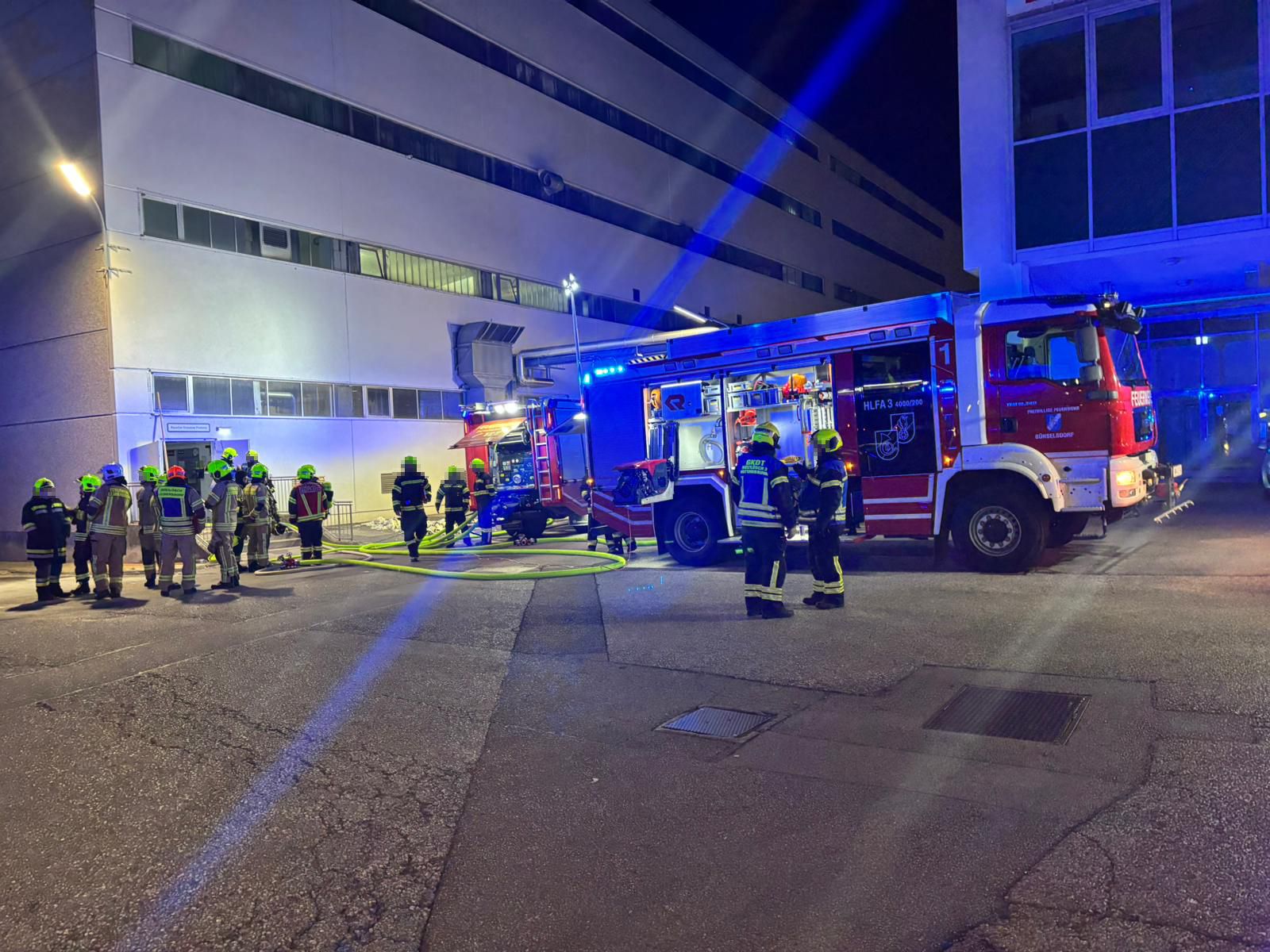 Der Brand forderte mehrere Feuerwehren.