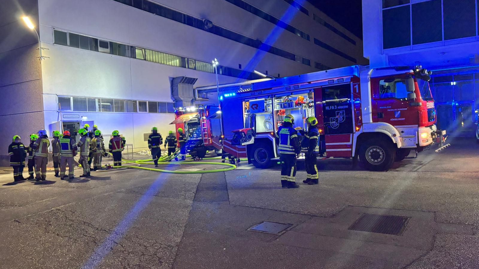 Der Brand forderte mehrere Feuerwehren.