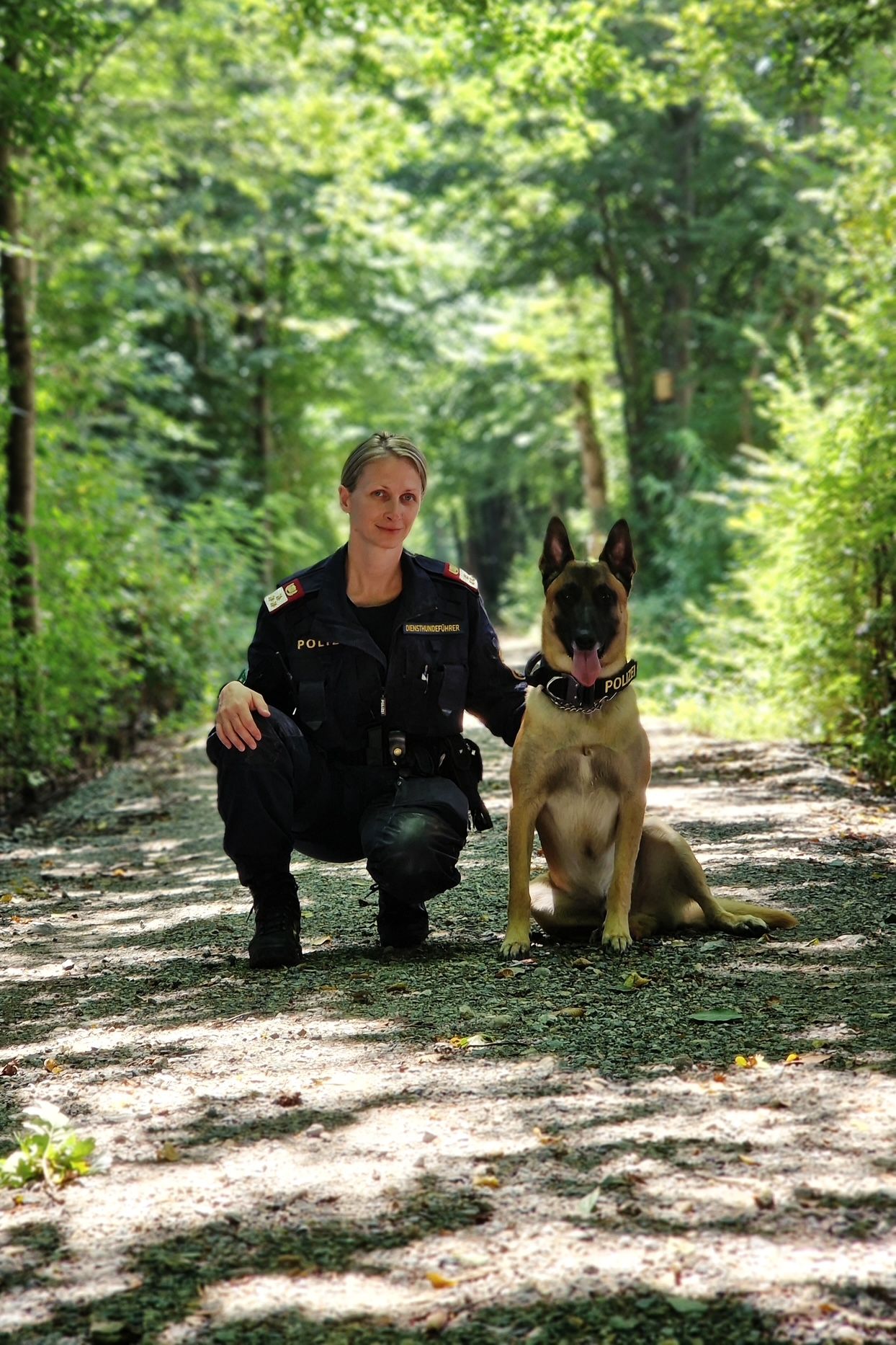 Polizeidiensthundeführerin BezInsp Claudia Silgener samt Suchtmittelspürhund 