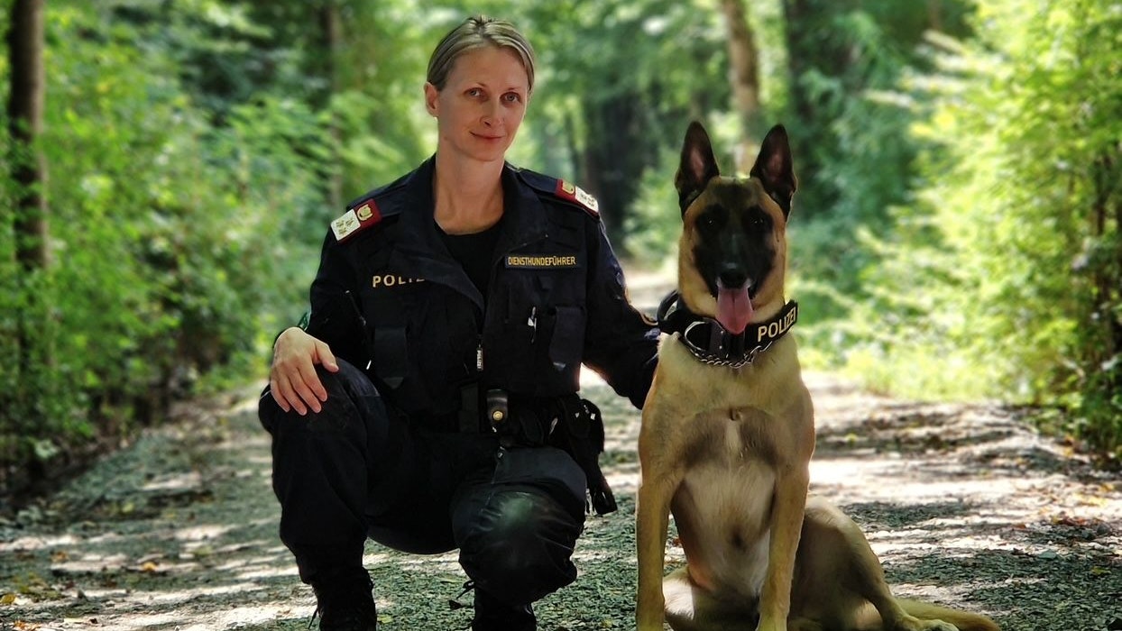 Polizeidiensthundeführerin BezInsp Claudia Silgener samt Suchtmittelspürhund "POXO".