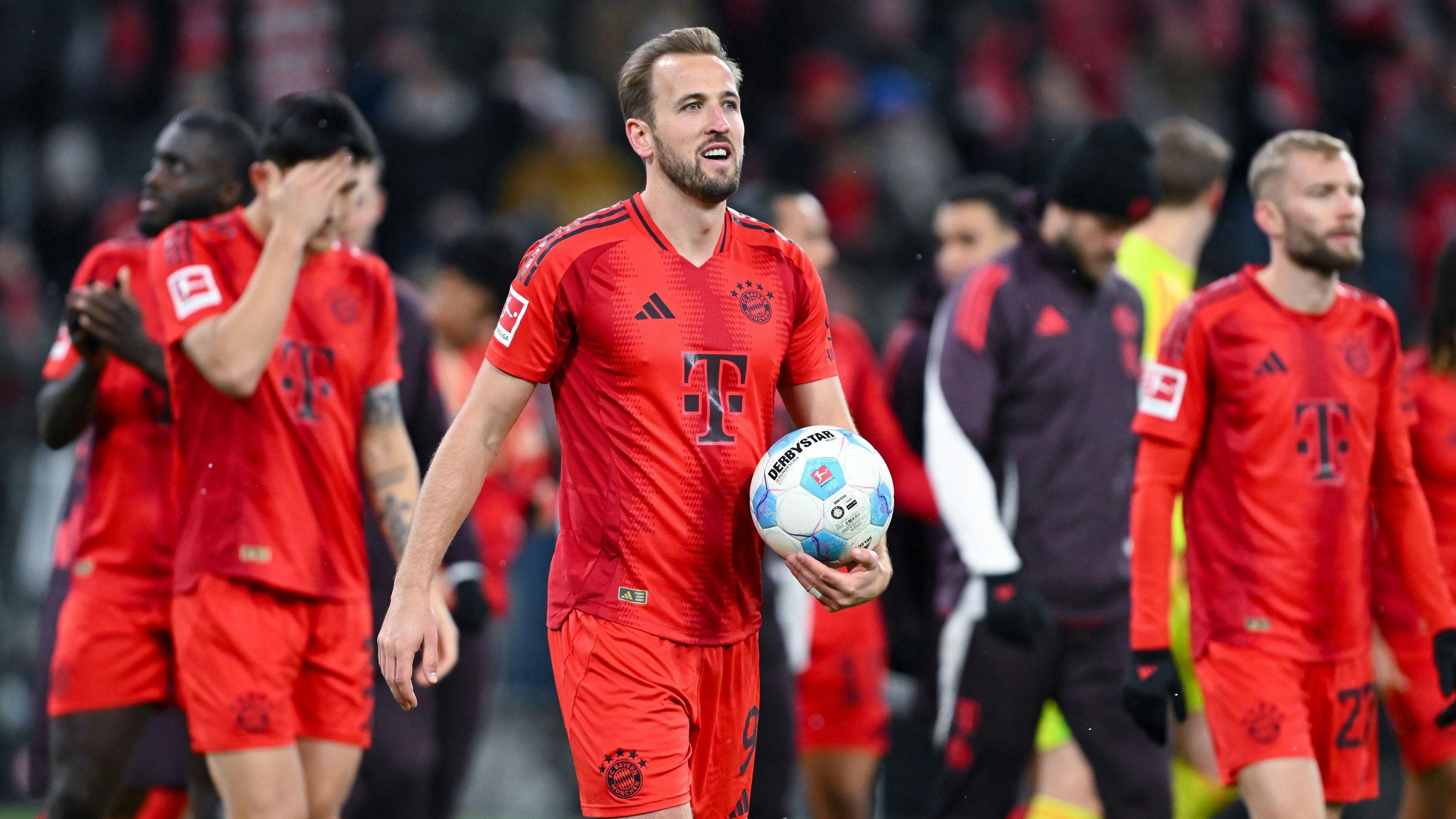 Bayern-Star Harry Kane hat den Ball mit nach Hause genommen. 
