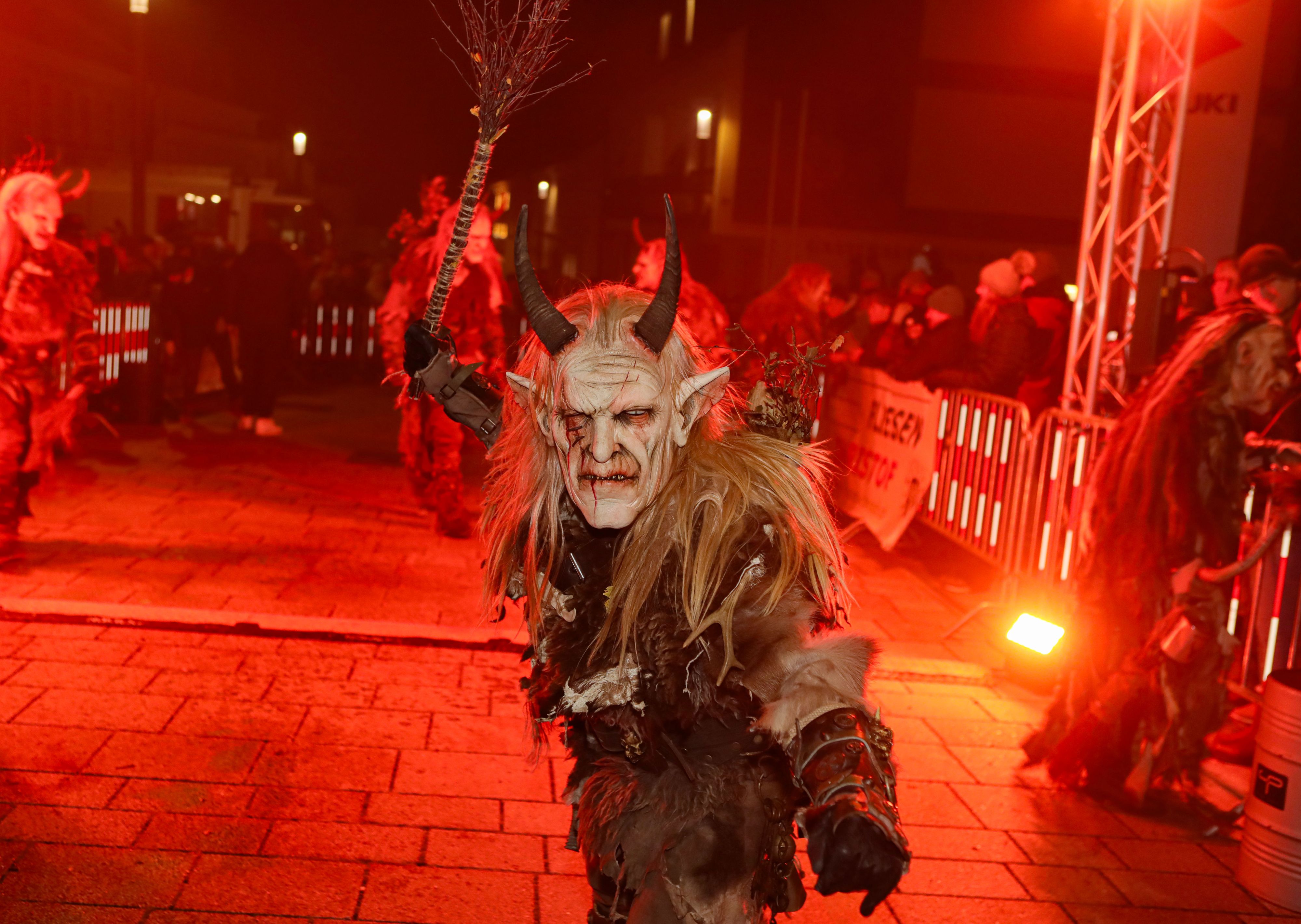 Bei einem Perchtenlauf in Pörtschach am Wörthersee wurde eine 22-Jährige schwer verletzt. 