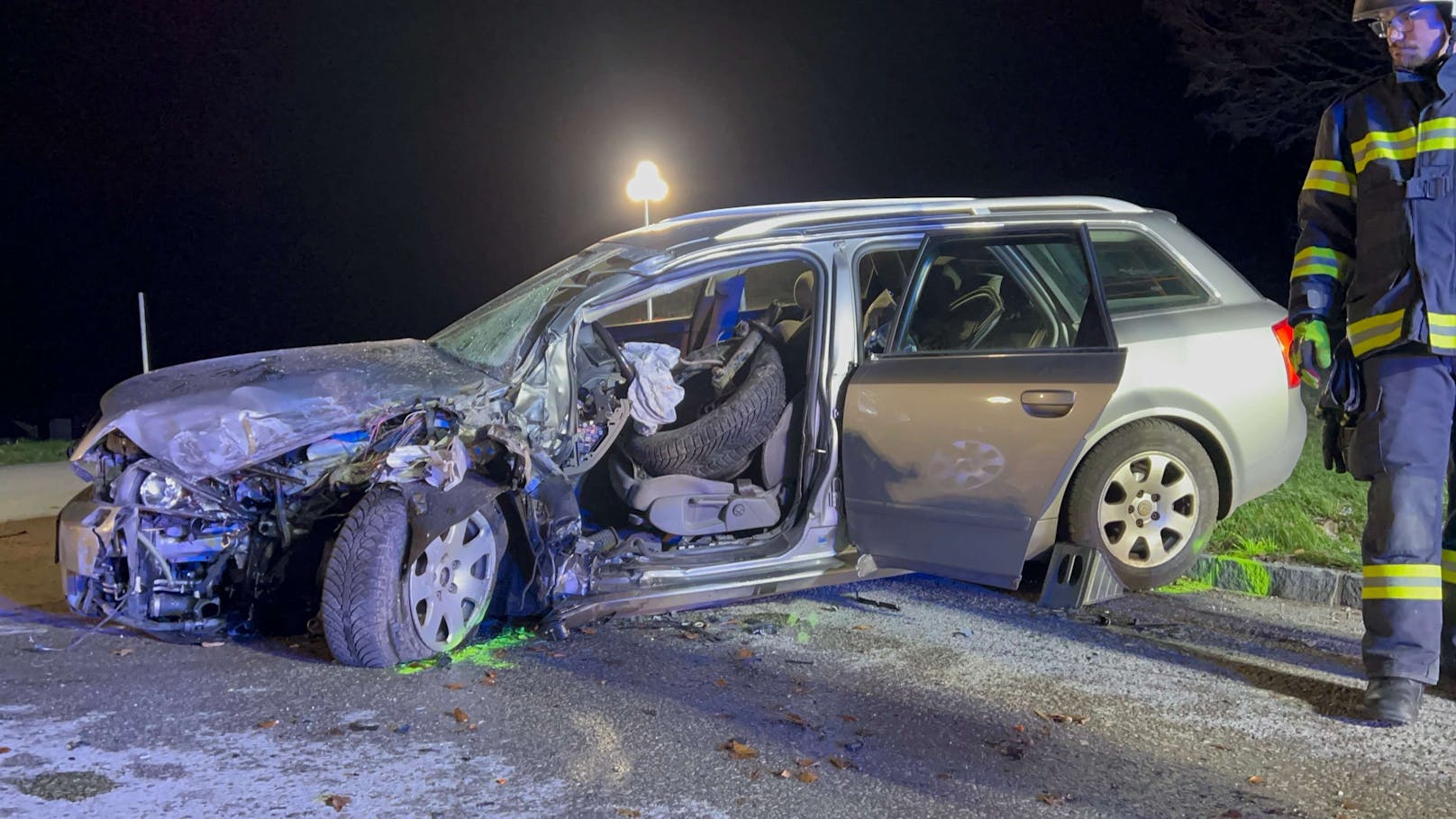 4 Verletzte, Lenker eingeklemmt – schwerer Crash in NÖ