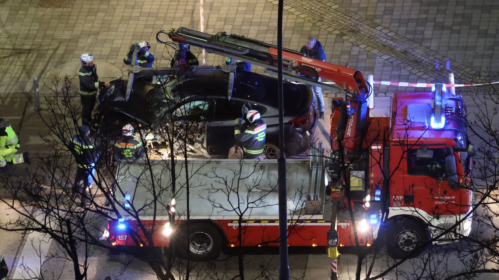 Die Berufsfeuerwehr räumte das Unfallauto weg.