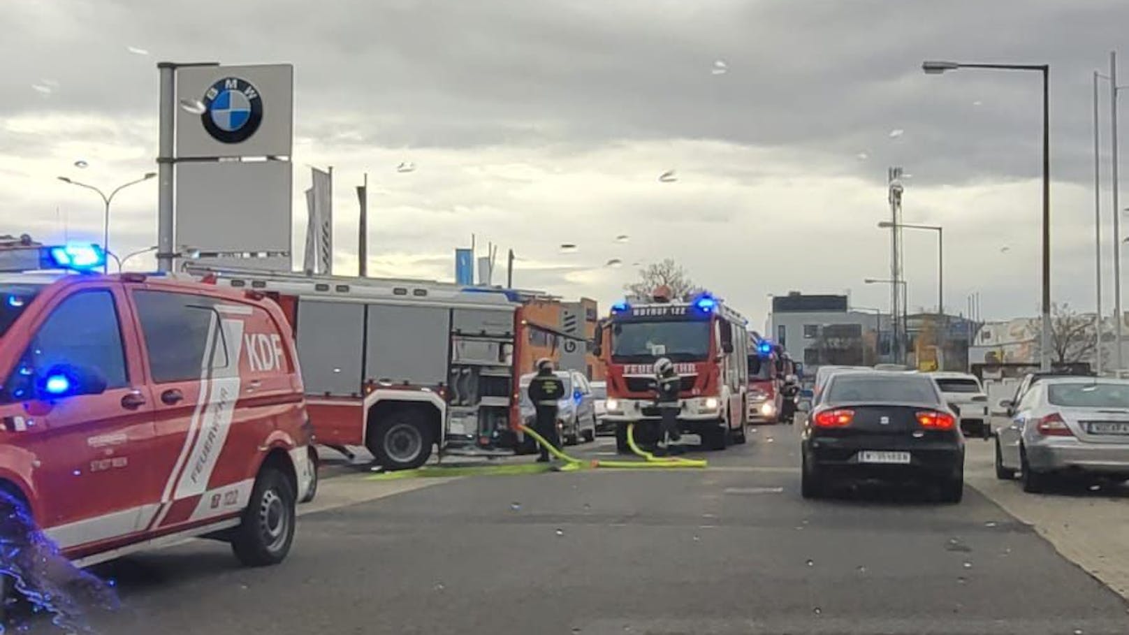 Die Berufsfeuerwehr Wien im Einsatz bei dem BMW-Brand.