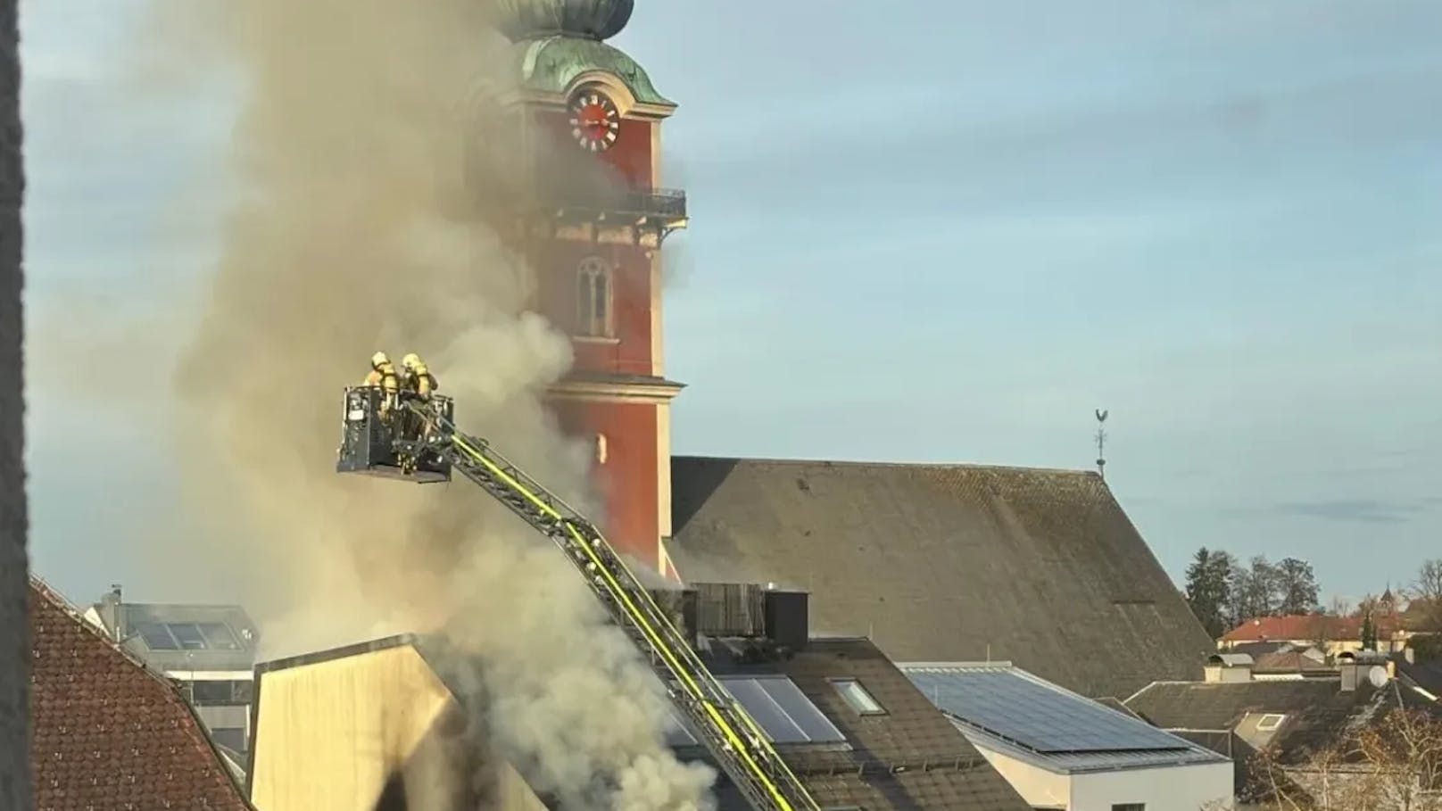 Feuerwehren sind vor Ort, um das Feuer zu löschen.