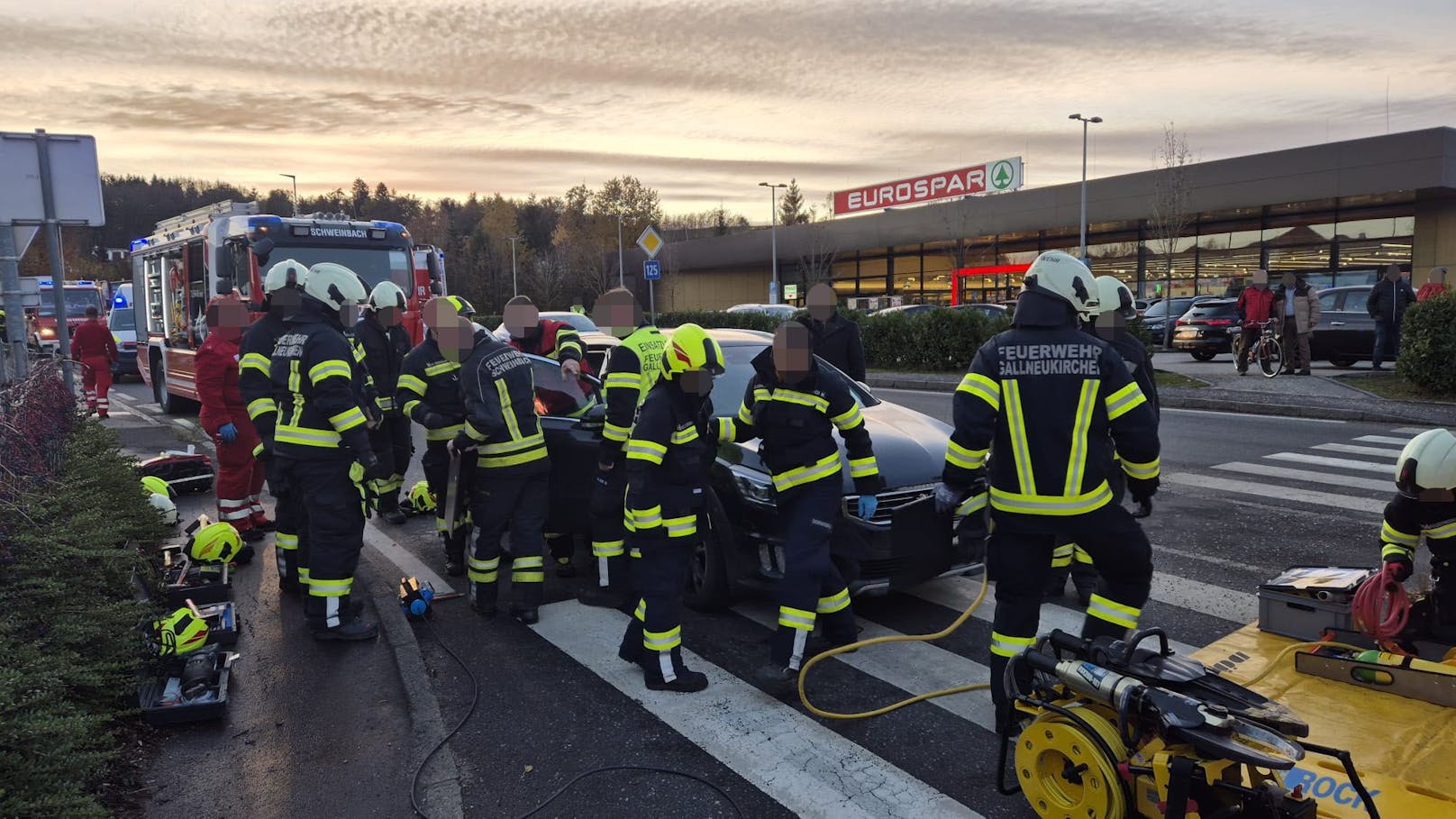 Mädchen (10) steckt in Sitz – Feuerwehr zerlegt Auto