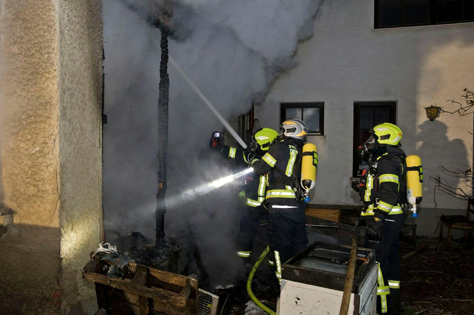 Wohnhausbrand in Oberwaltersdorf forderte die Einsatzkräfte