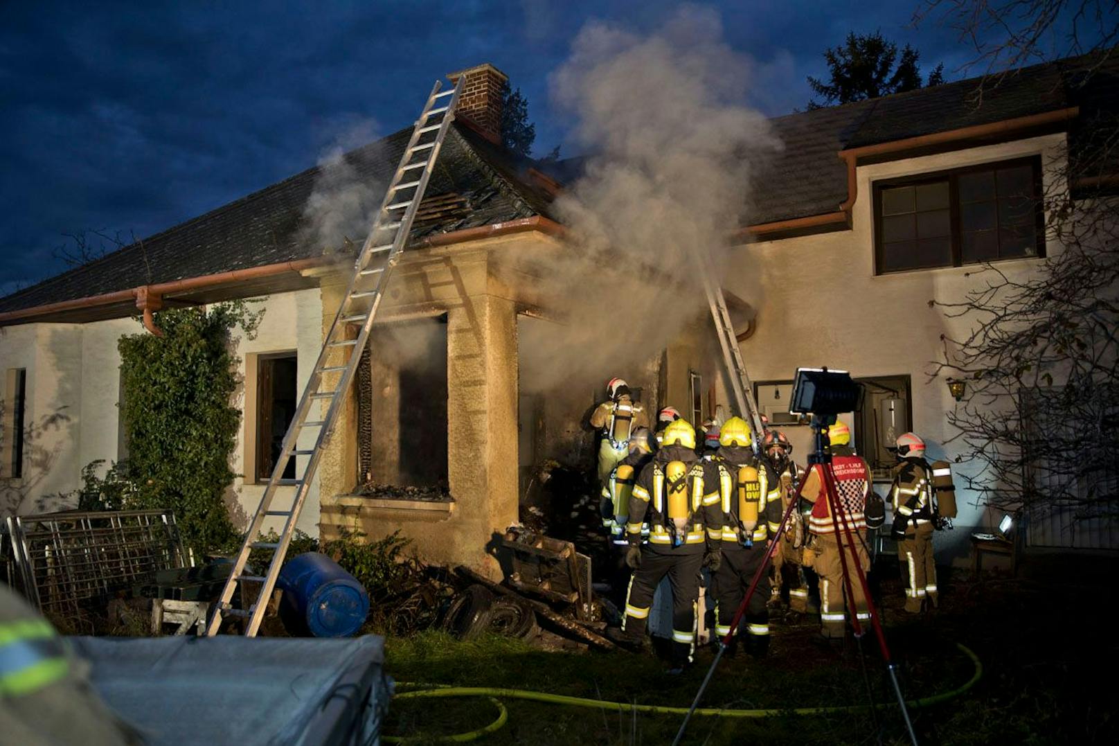 Wohnhausbrand in Oberwaltersdorf forderte die Einsatzkräfte