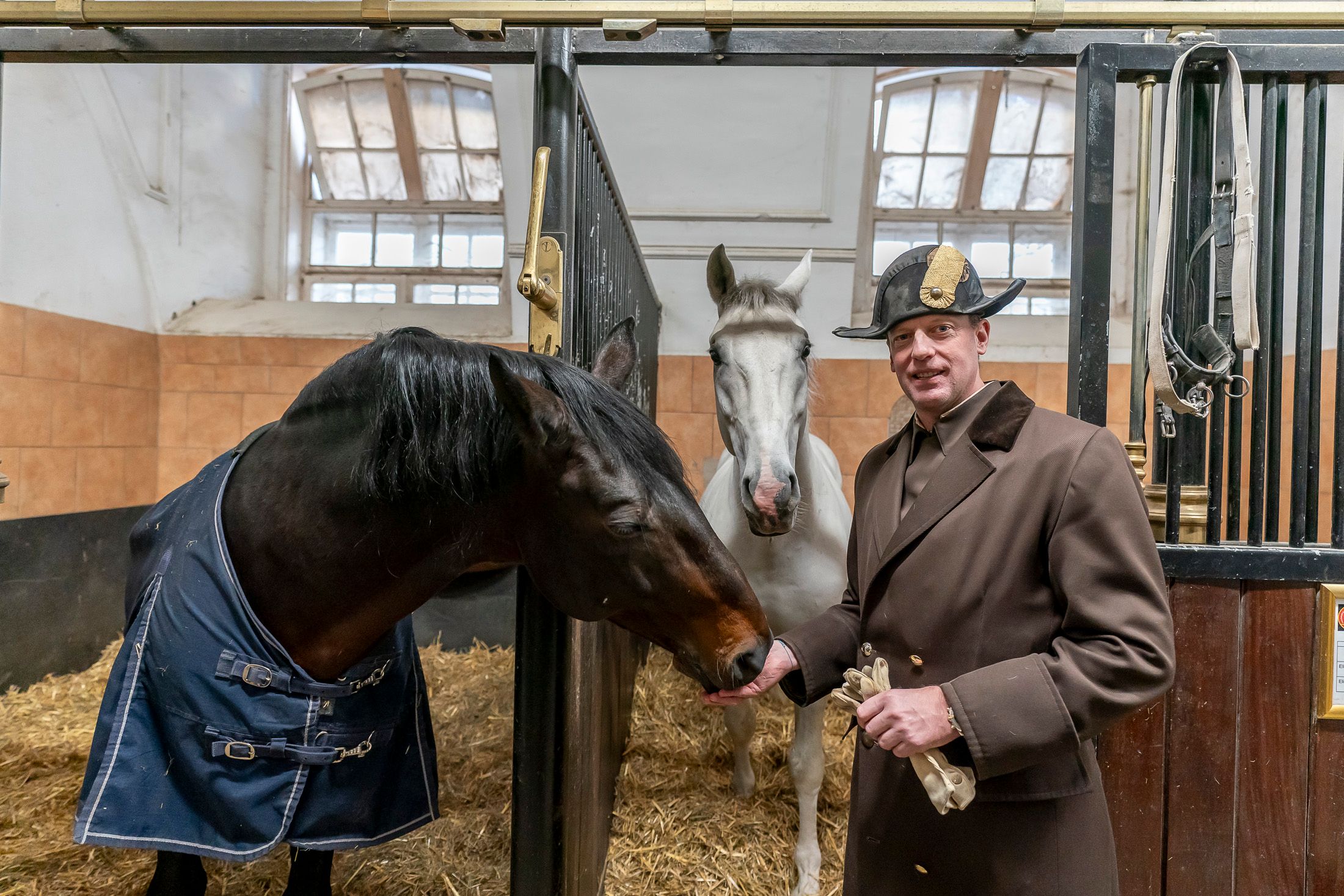 Oberbereiter Herbert Seiberl mit dem einzig braunen Hengst in der Spanischen Hofreitschule.