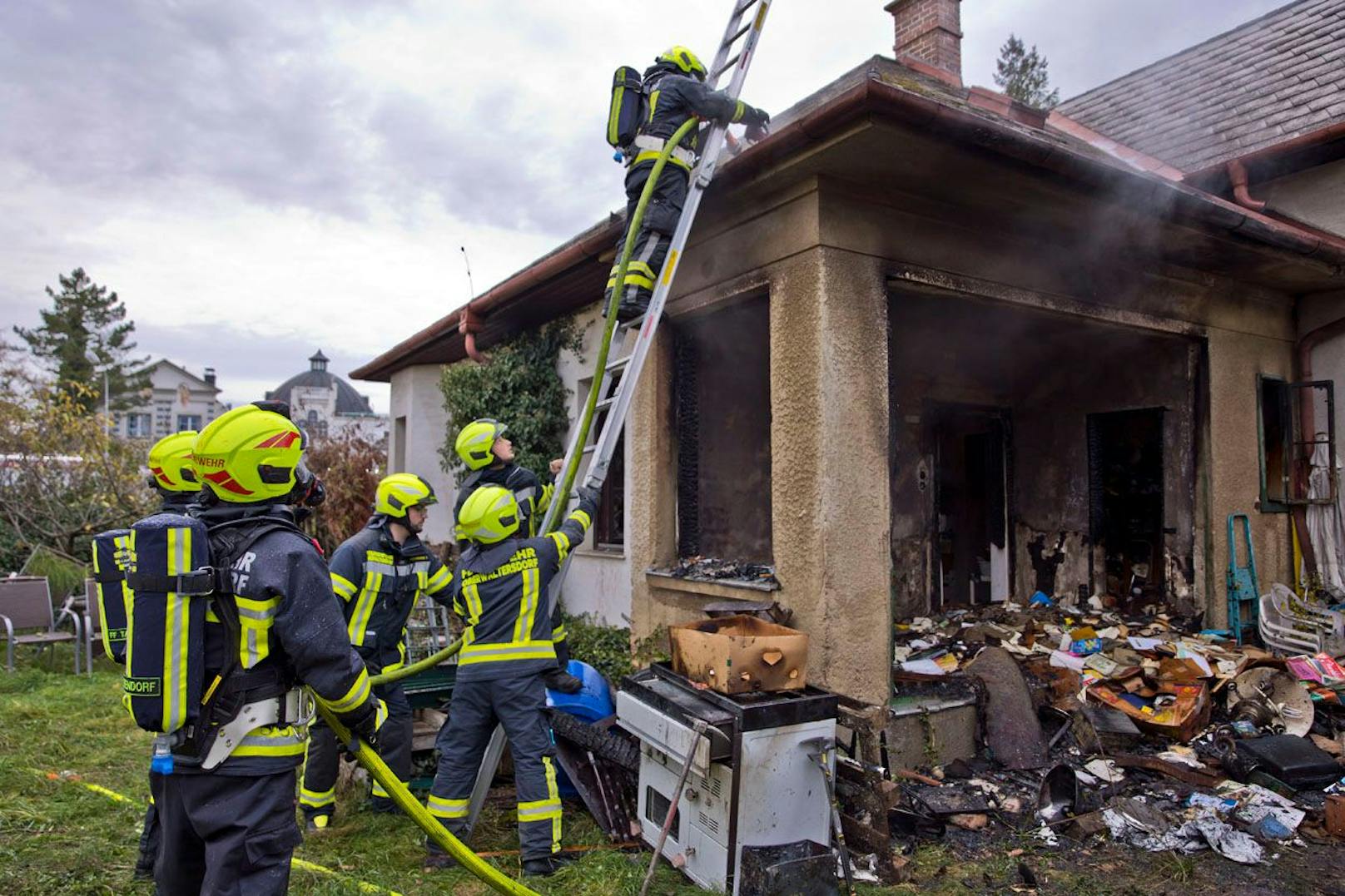 Wohnhausbrand in Oberwaltersdorf forderte die Einsatzkräfte