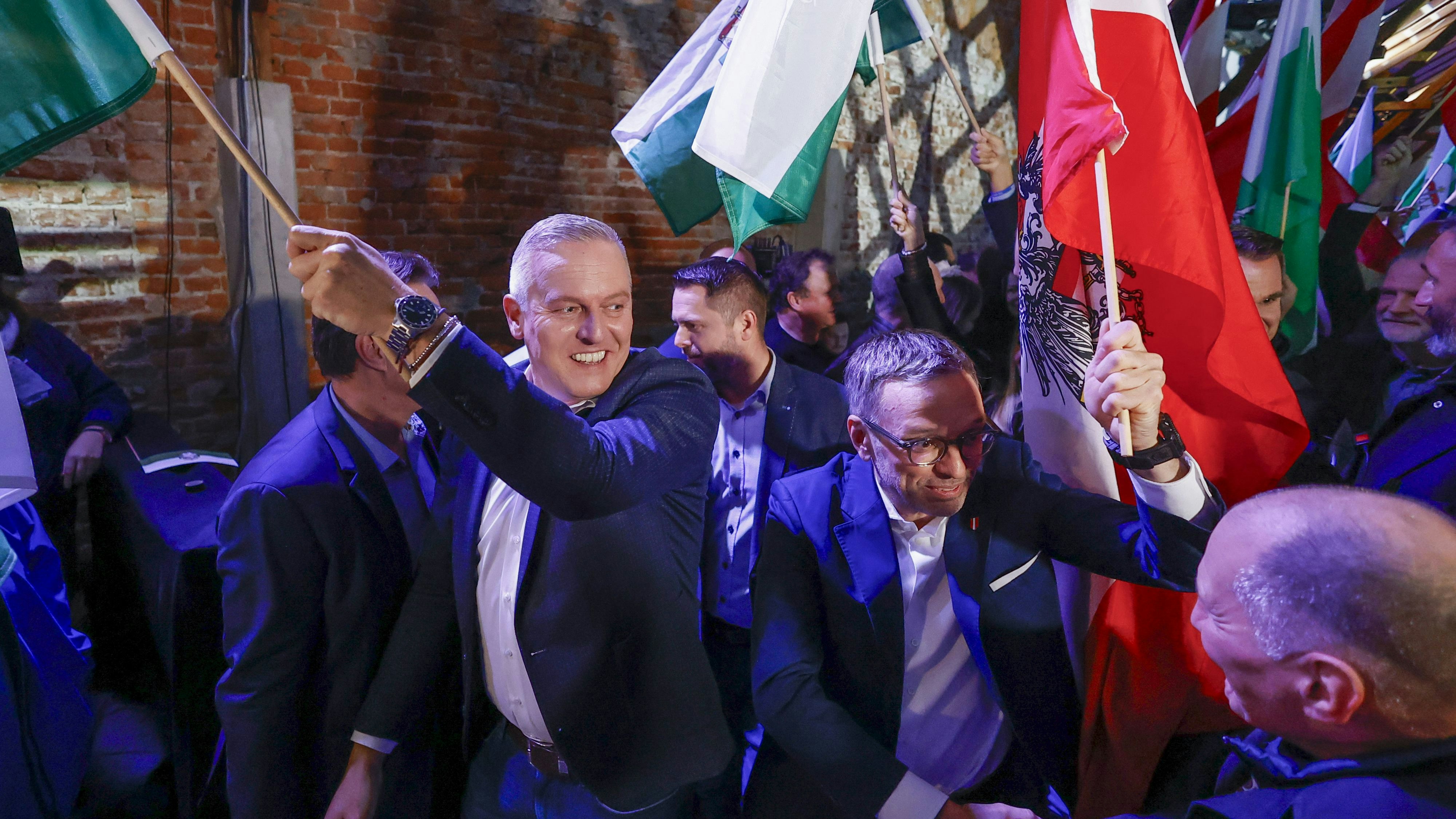 FPÖ-Landesparteiobmann Mario Kunasek (links) und FPÖ-Chef Herbert Kickl während des Wahlkampffinales der FPÖ Steiermark am 21. November 2024.