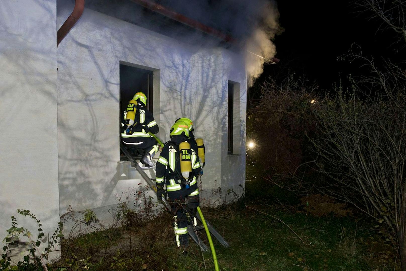 Wohnhausbrand in Oberwaltersdorf forderte die Einsatzkräfte