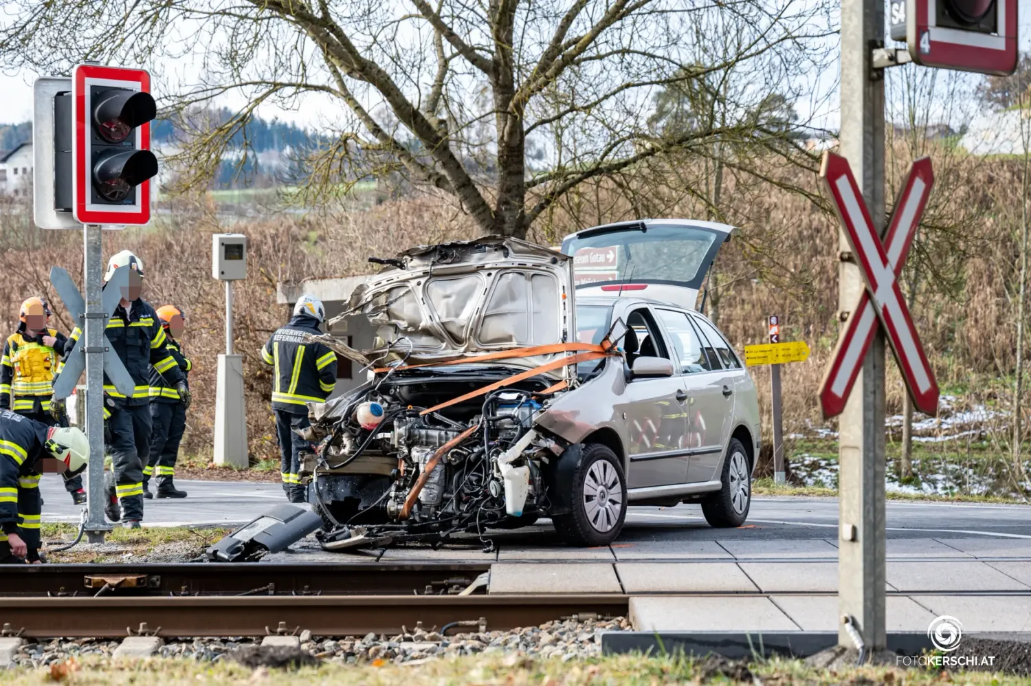 Der Pkw kollidierte in der Gemeinde Kefermarkt (Bez. Freistadt) mit einem Güterzug.