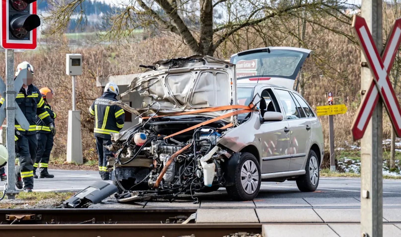 Auto kracht in Güterzug – Motorhaube völlig zerfetzt