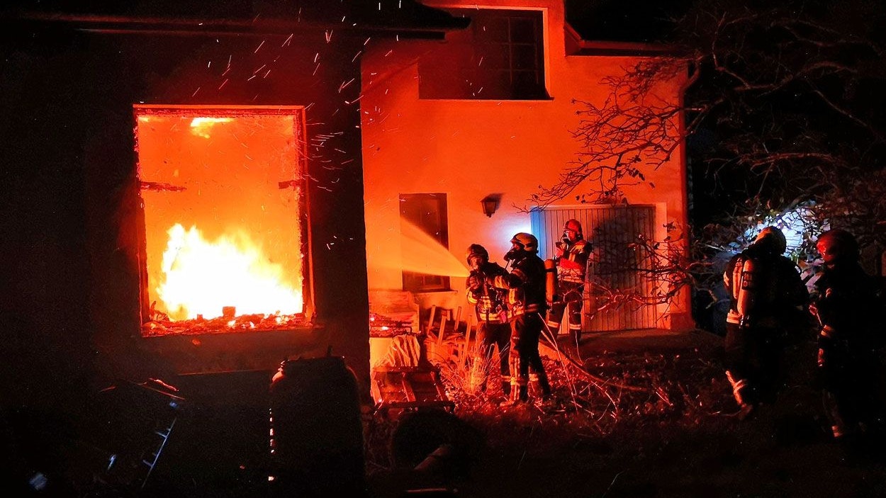 Heute.at - Großeinsatz! 100 Florianis kämpfen gegen Wohnhausbrand