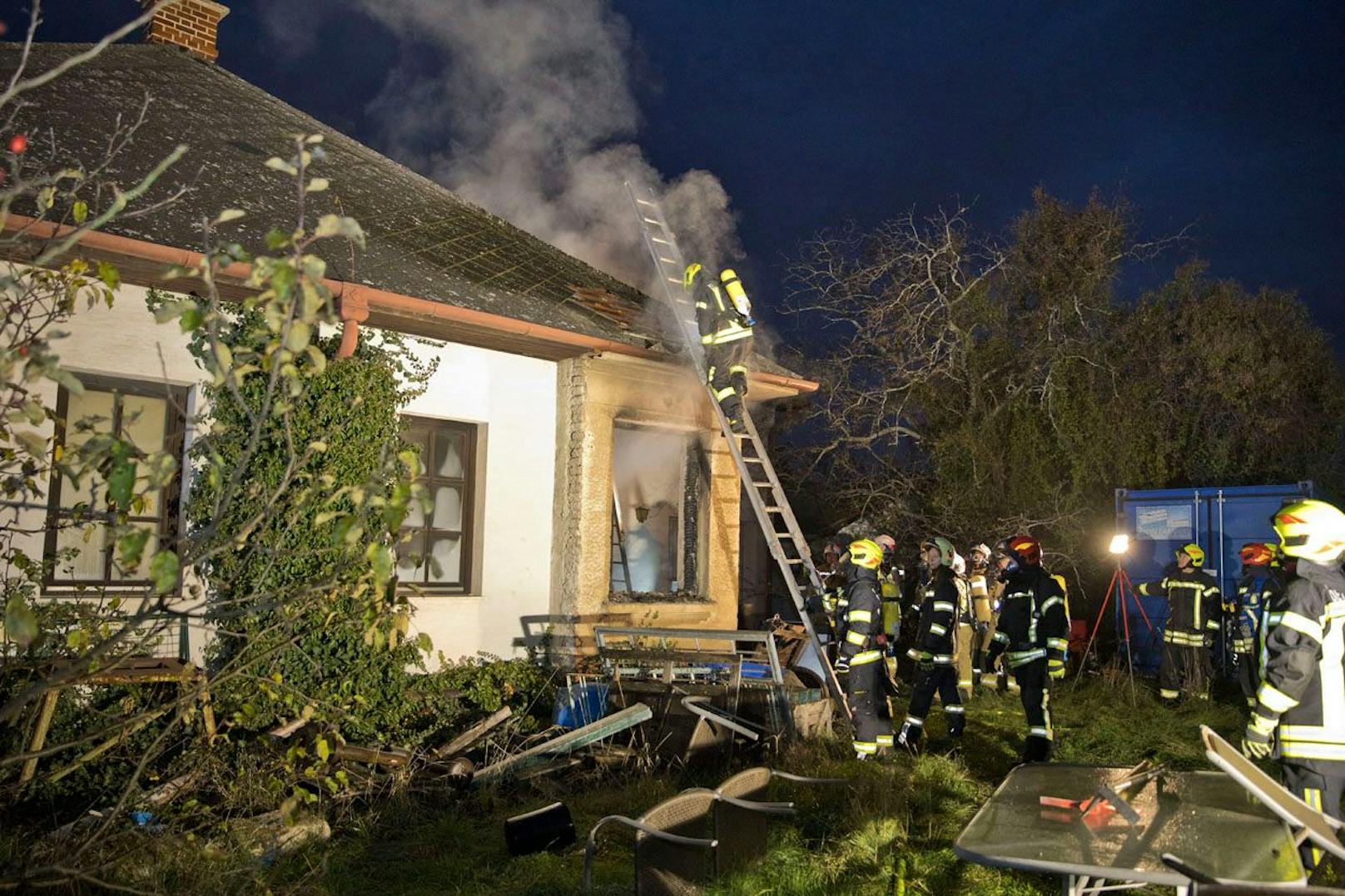 Wohnhausbrand in Oberwaltersdorf forderte die Einsatzkräfte