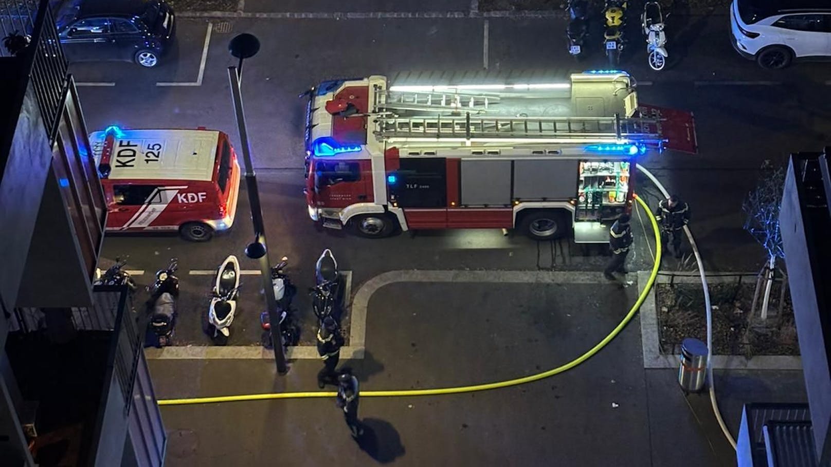 Die Feuerwehr kam mit acht Einsatzfahrzeugen