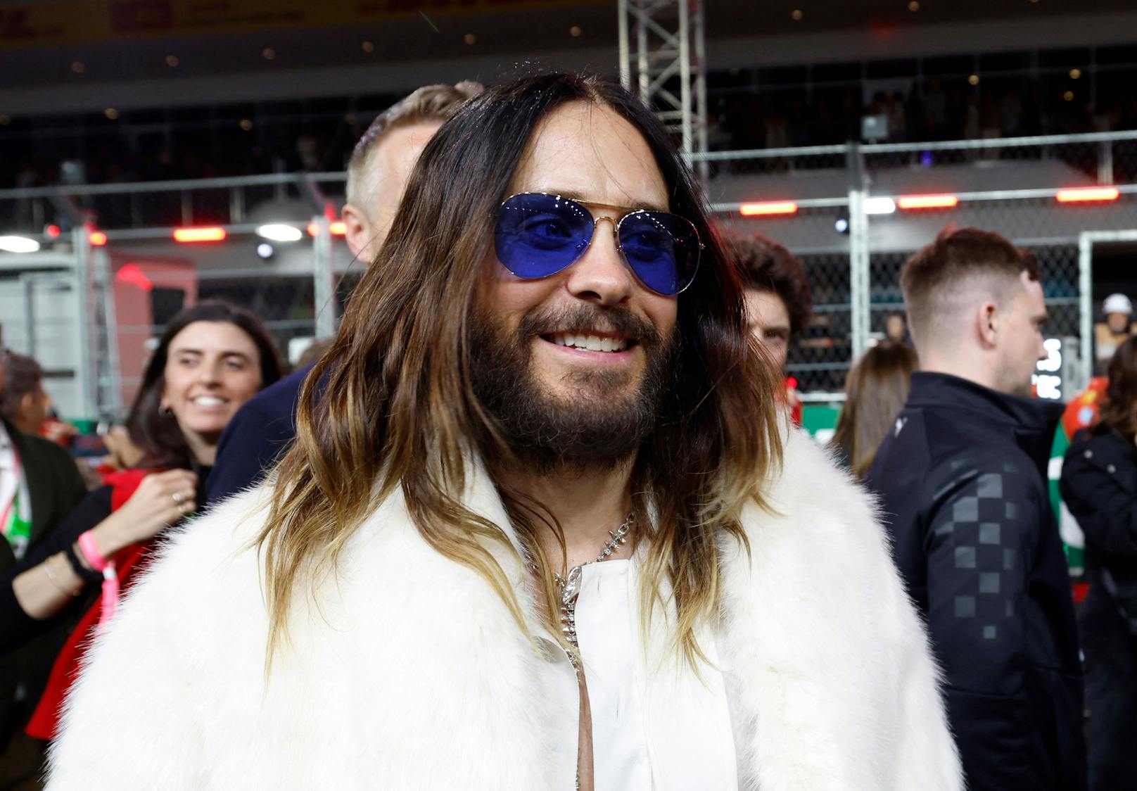 Jared Leto zog mit seinem weißen Plüsch-Mantel samt blauer Sonnenbrille die Blicke beim "F1 Grand Prix of Las Vegas" auf sich.