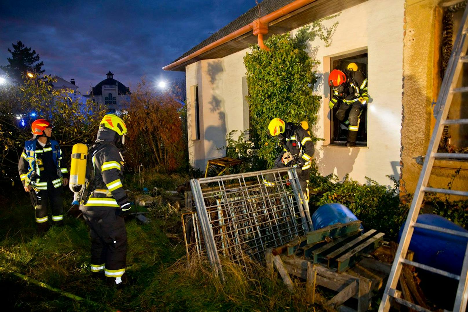 Wohnhausbrand in Oberwaltersdorf forderte die Einsatzkräfte