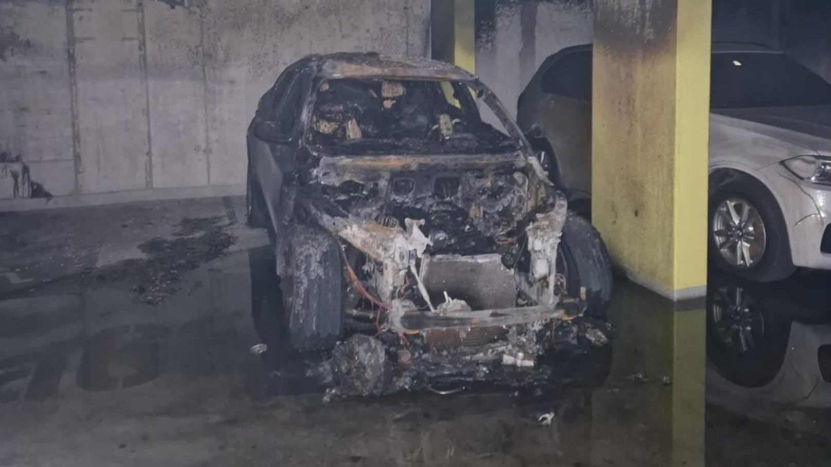 Auto fängt in Wiener Garage plötzlich Feuer