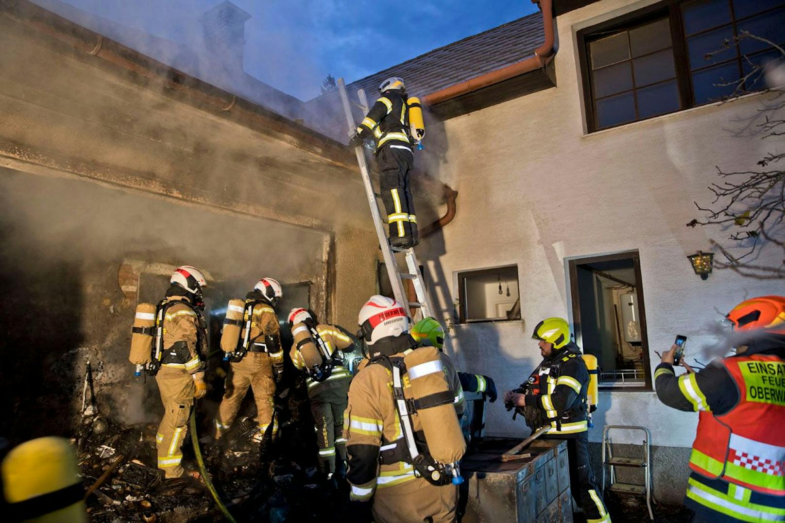 Wohnhausbrand in Oberwaltersdorf forderte die Einsatzkräfte