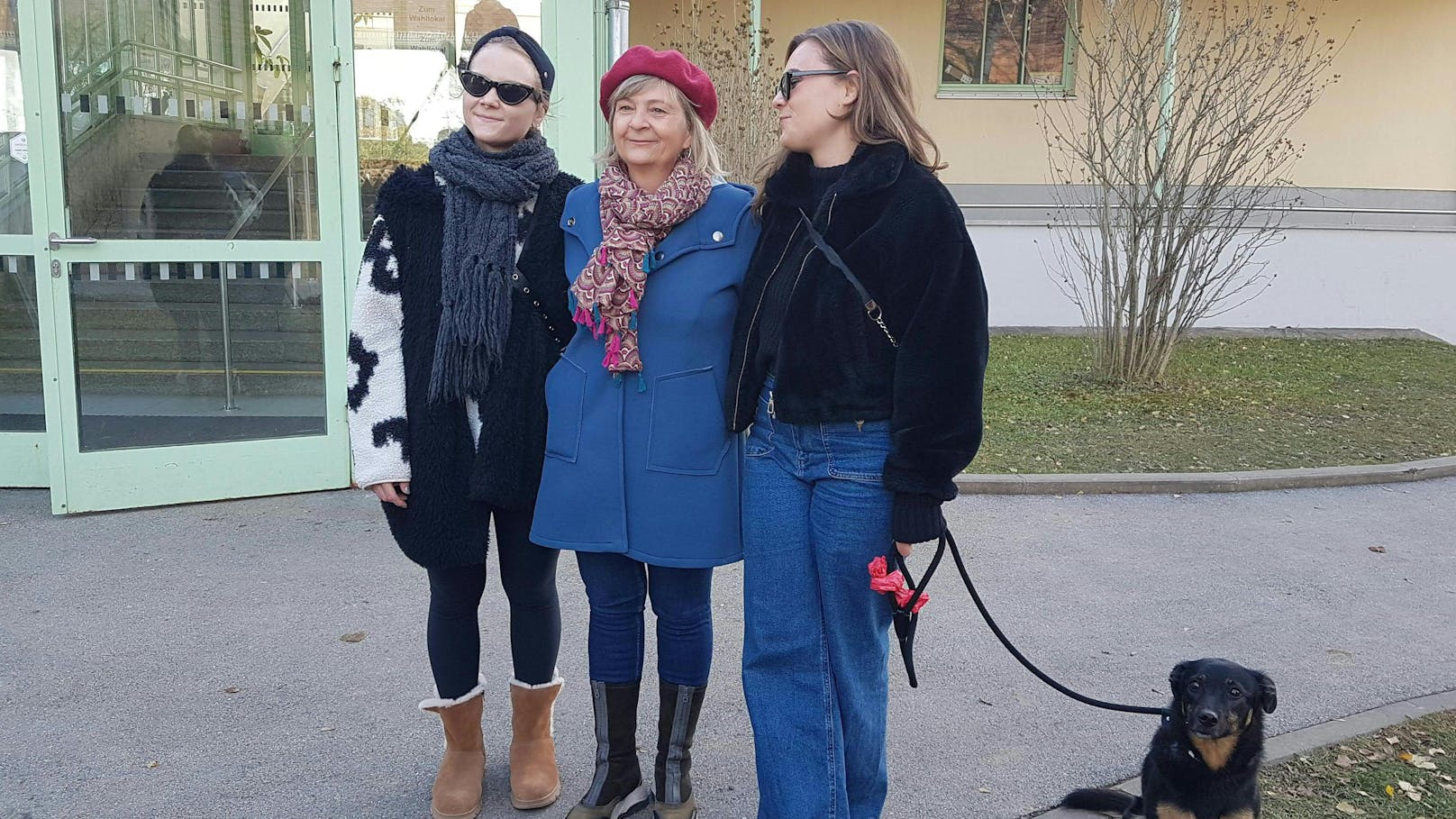 KPÖ-Spitzenkandidatin Claudia Klimt-Weithaler mit ihren Töchtern.