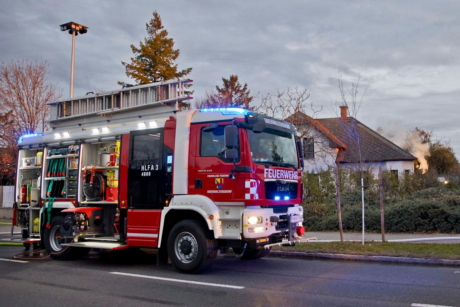 Wohnhausbrand in Oberwaltersdorf forderte die Einsatzkräfte