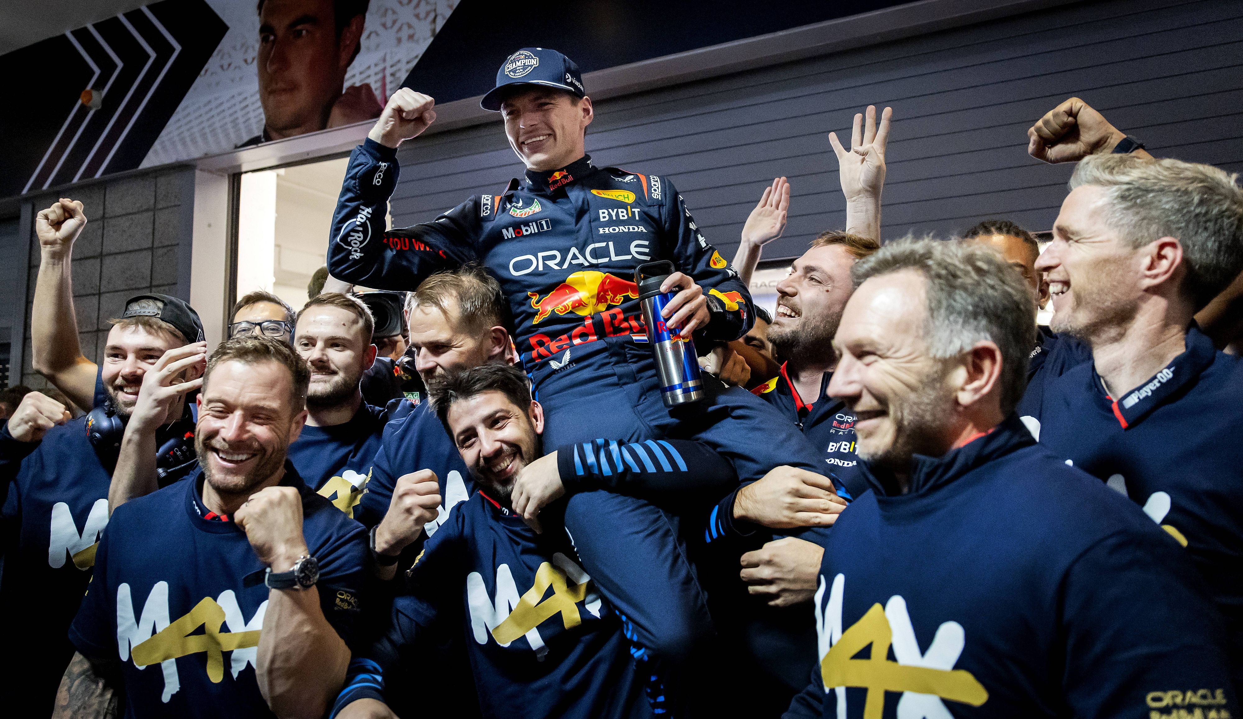 Die Red-Bull-Crew feiert Max Verstappen.