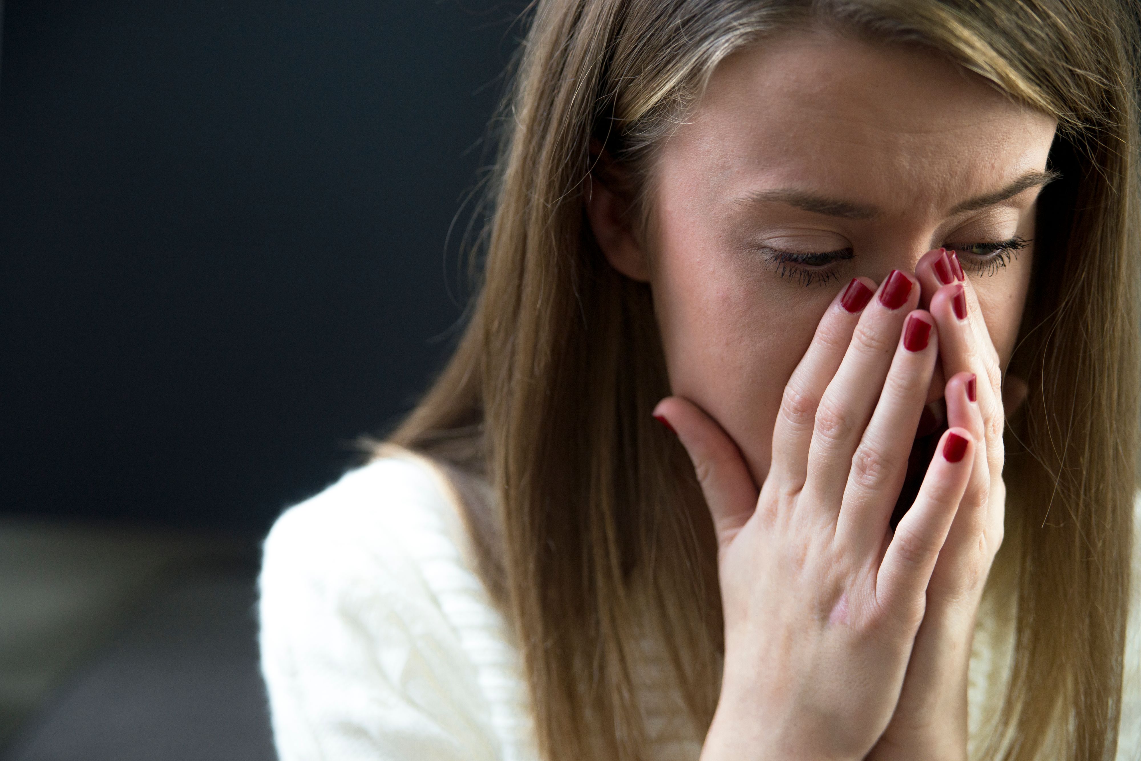 Eine Frau wurde von ihren Arbeitskollegen laufend belästigt und begrapscht. (Symbolbild)