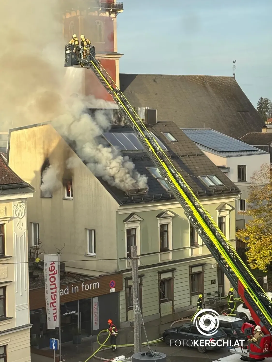 Am Nachmittag qualmte es noch immer stark aus dem Gebäude.