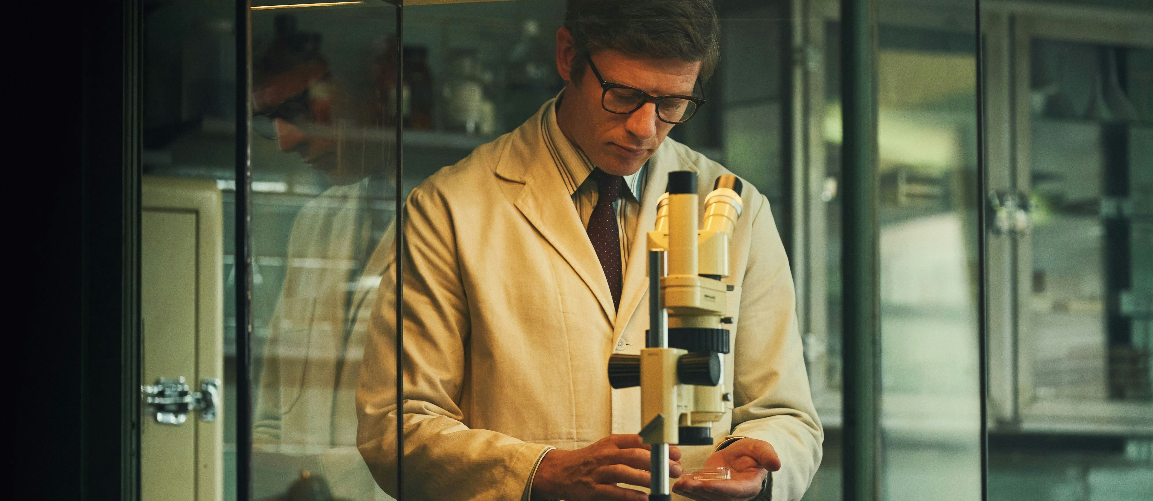 Der Biologe und Genetiker Robert Edwards (James Norton) bei der In-Vitro-Arbeit in "Joy"