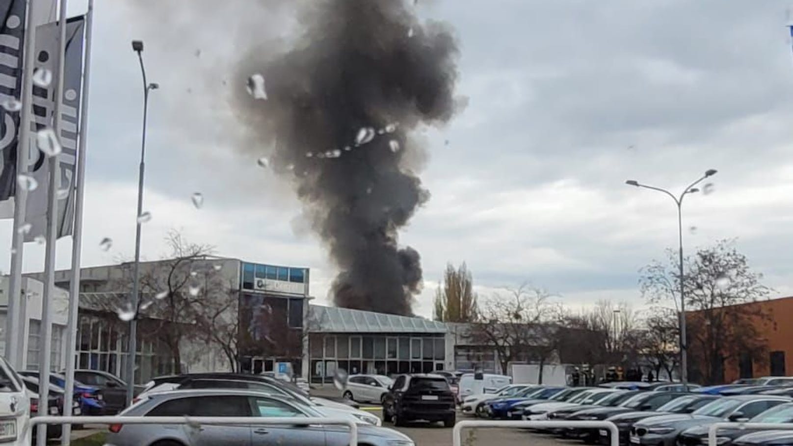 In Wien-Favoriten kam es zu einem Feuer in einem Autohaus.