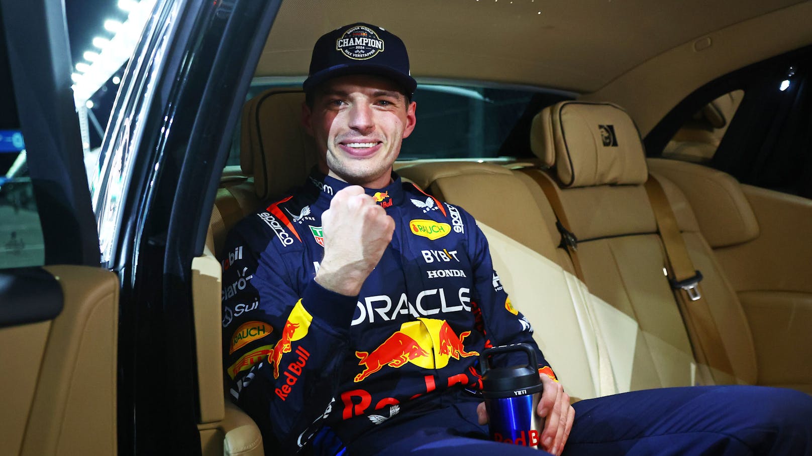 Champion Verstappen wurde von einer Luxus- Limousine abgeholt.