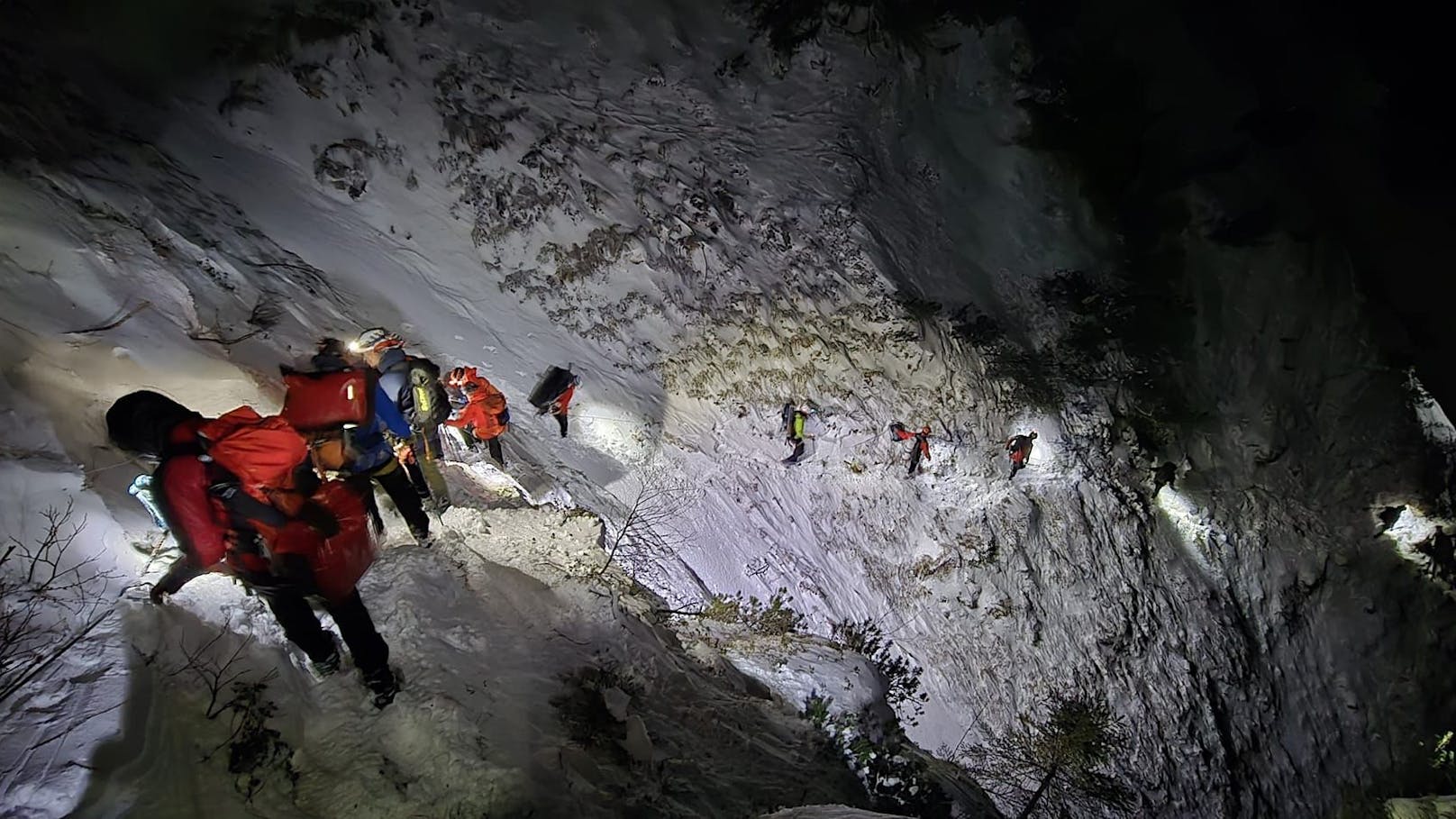 Die Einsatzkräfte richteten im steilen Gelände sofort eine Seilsicherung ein.