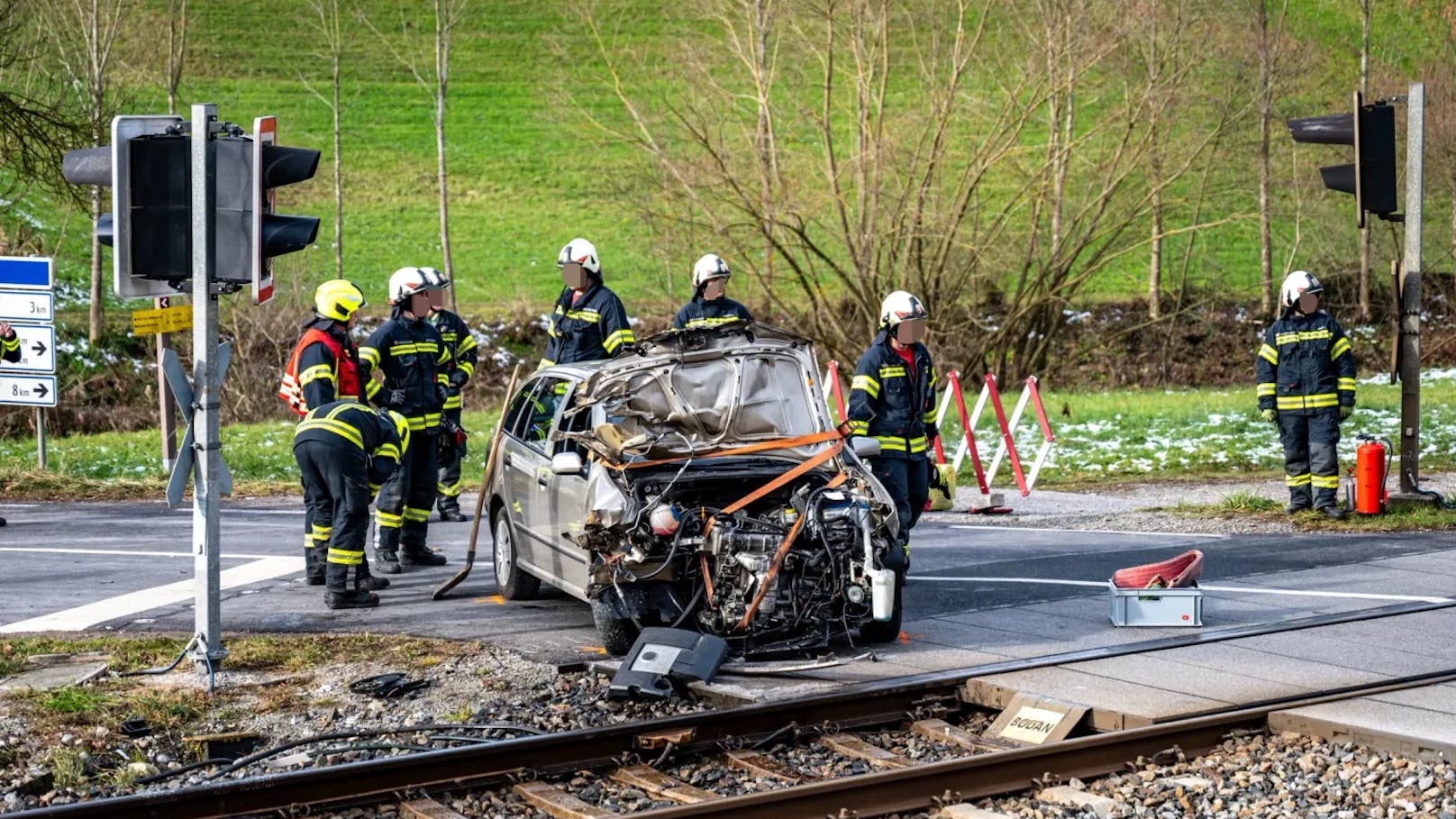 Die Motorhaube des Autos wurde total zerfetzt.