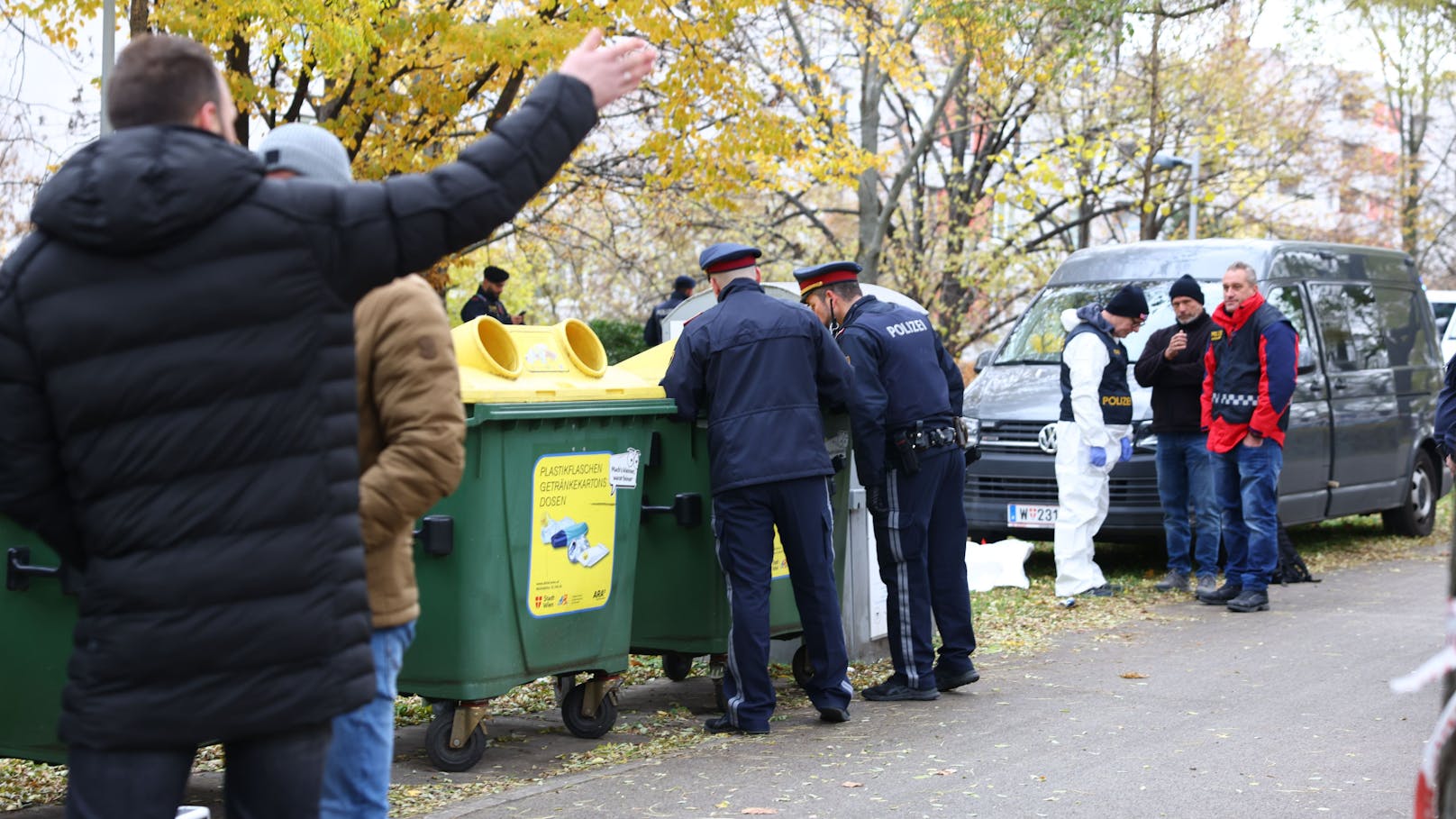 Polizisten am Fundort der Leiche