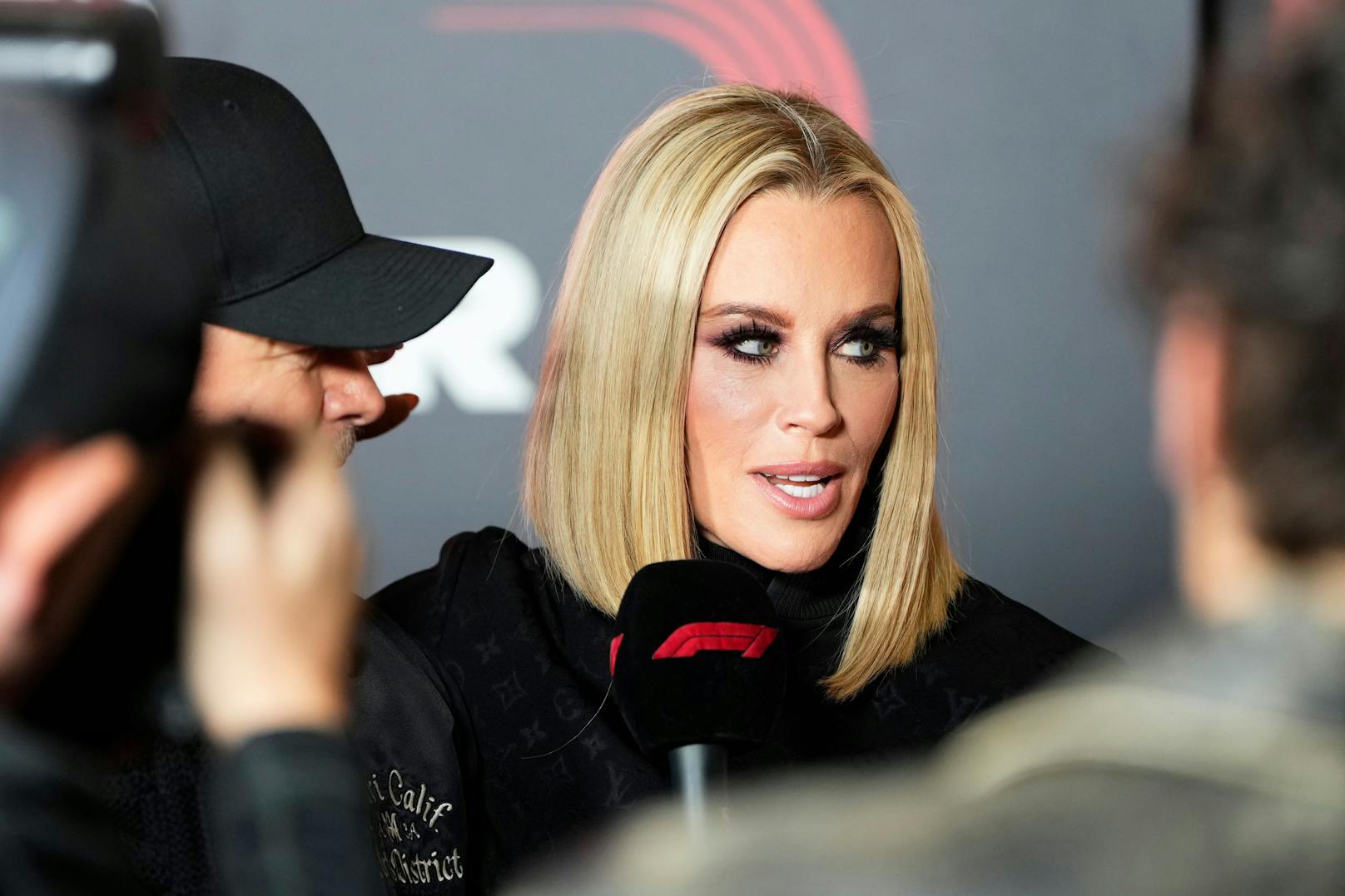 TV-Star Jenny McCarthy gab am roten Teppich beim "F1 Grand Prix of Las Vegas" Interviews.