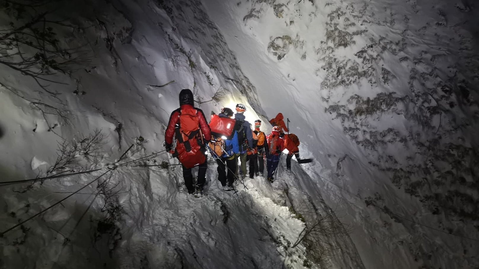 Bergrettung und Alpinpolizei kämpften sich zu Fuß durch den Schnee – ein Polizeihubschrauber aus Wien wurde alarmiert.