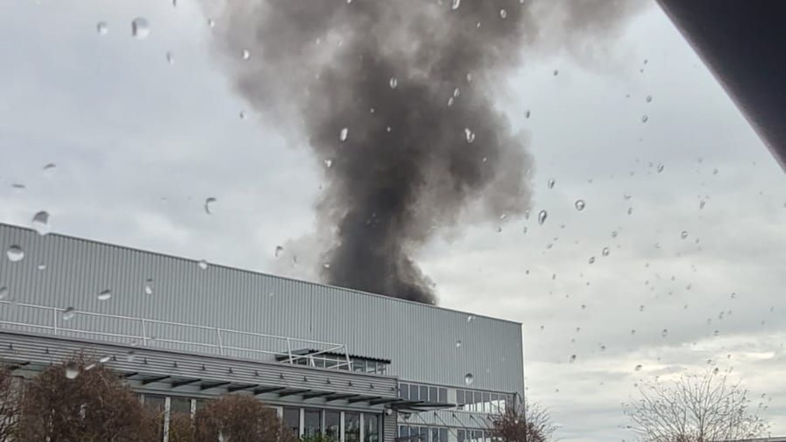 Mehrere Autos standen unter Flammen.