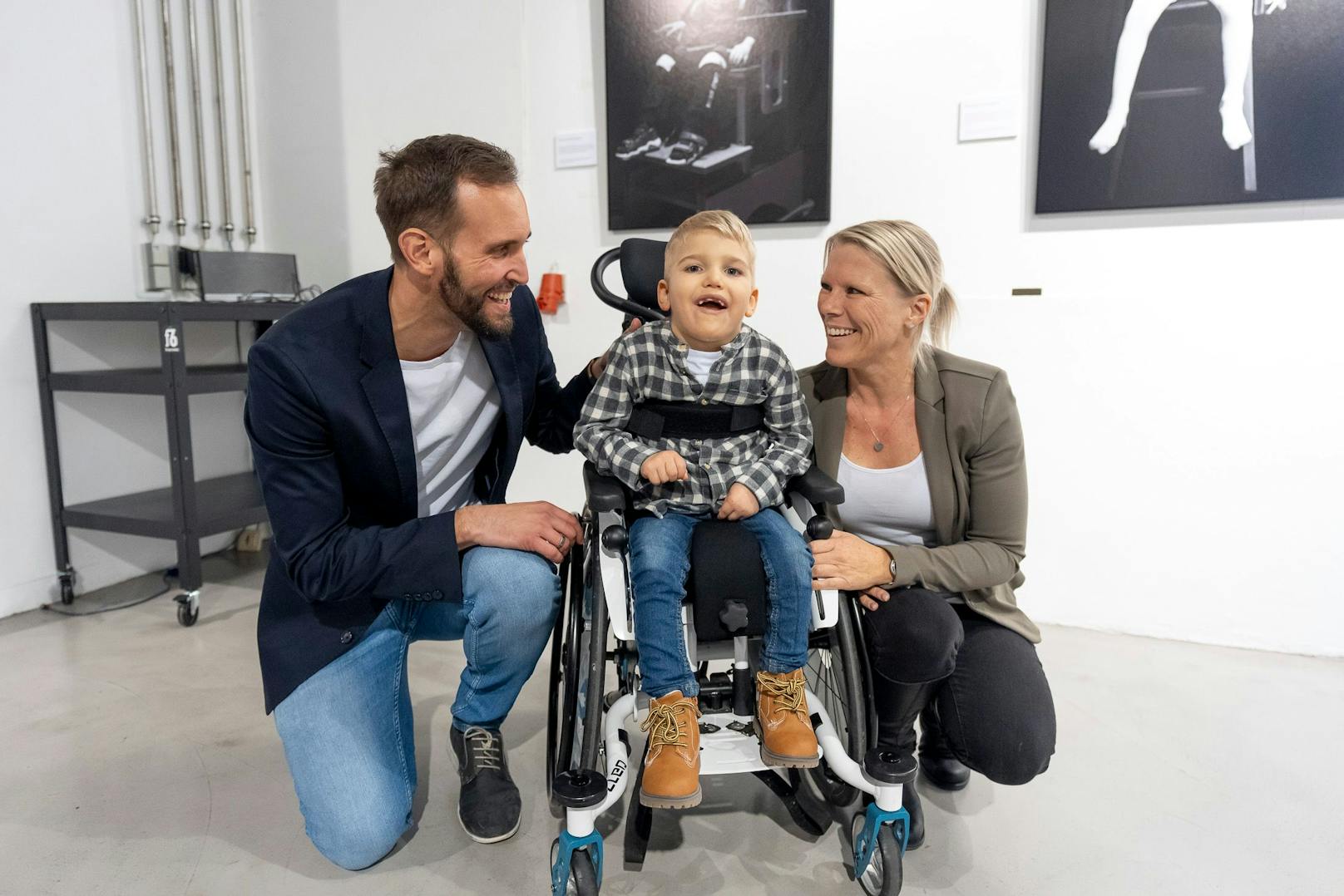 Die Familie Schmalenbach schaute sich die Bilder ihres Sohnes David bei der Eröffnung an.