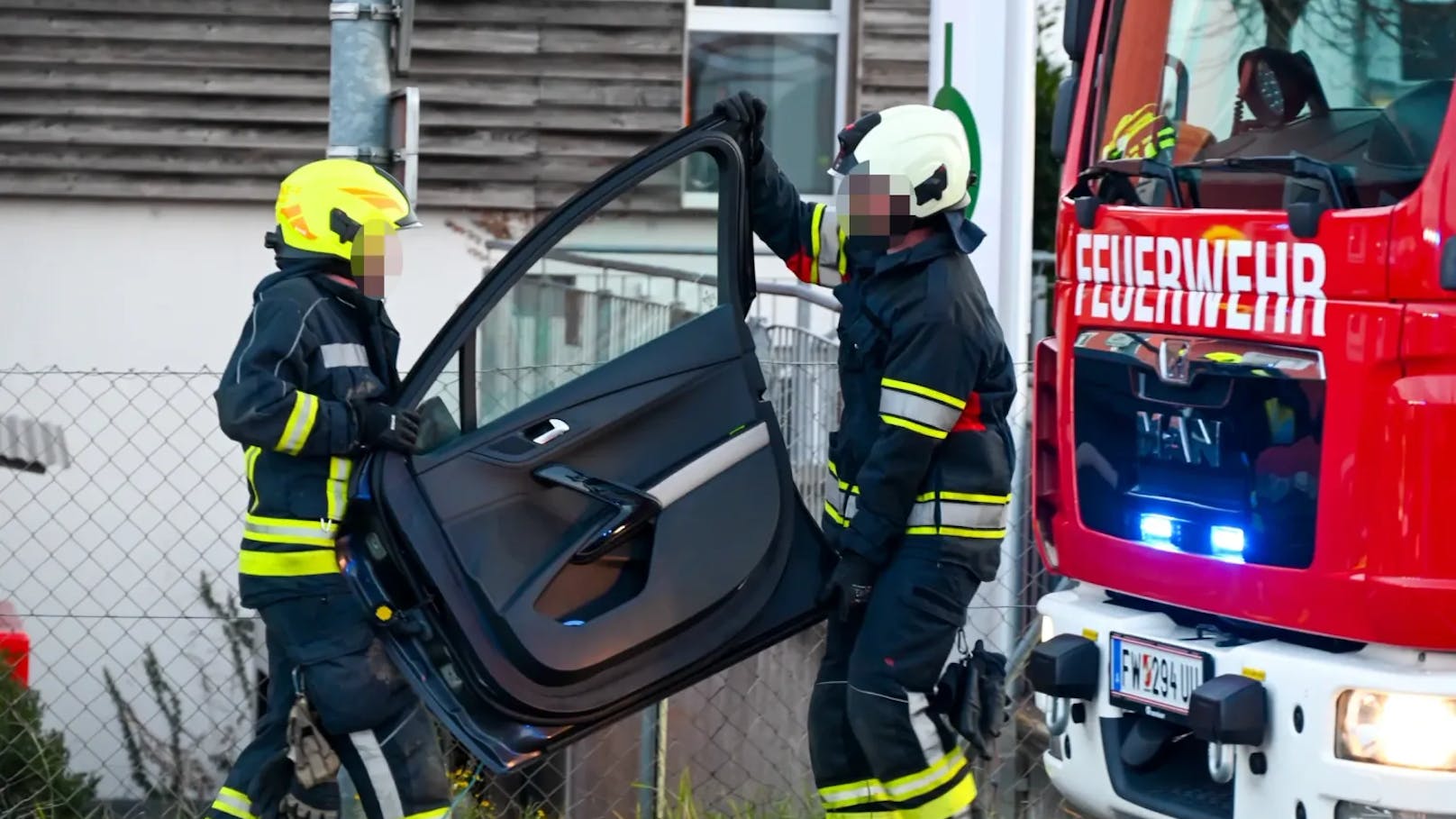 Die Feuerwehr baute erst die Autotür aus, dann zerlegten sie Stück für Stück den Beifahrersitz.