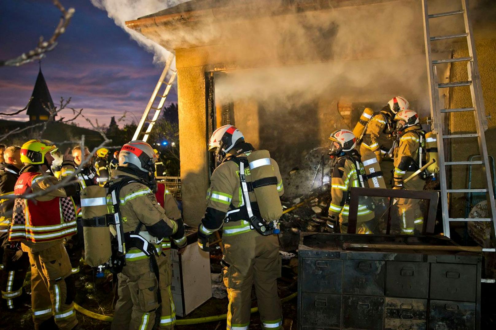 Wohnhausbrand in Oberwaltersdorf forderte die Einsatzkräfte