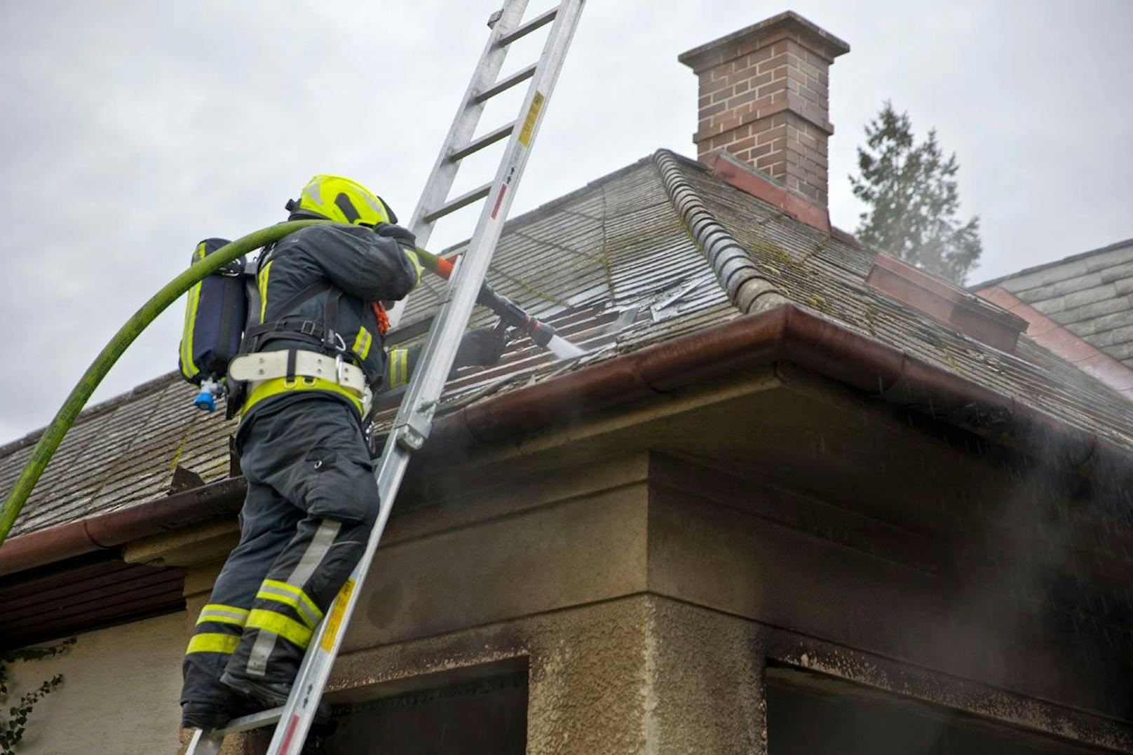 Wohnhausbrand in Oberwaltersdorf forderte die Einsatzkräfte