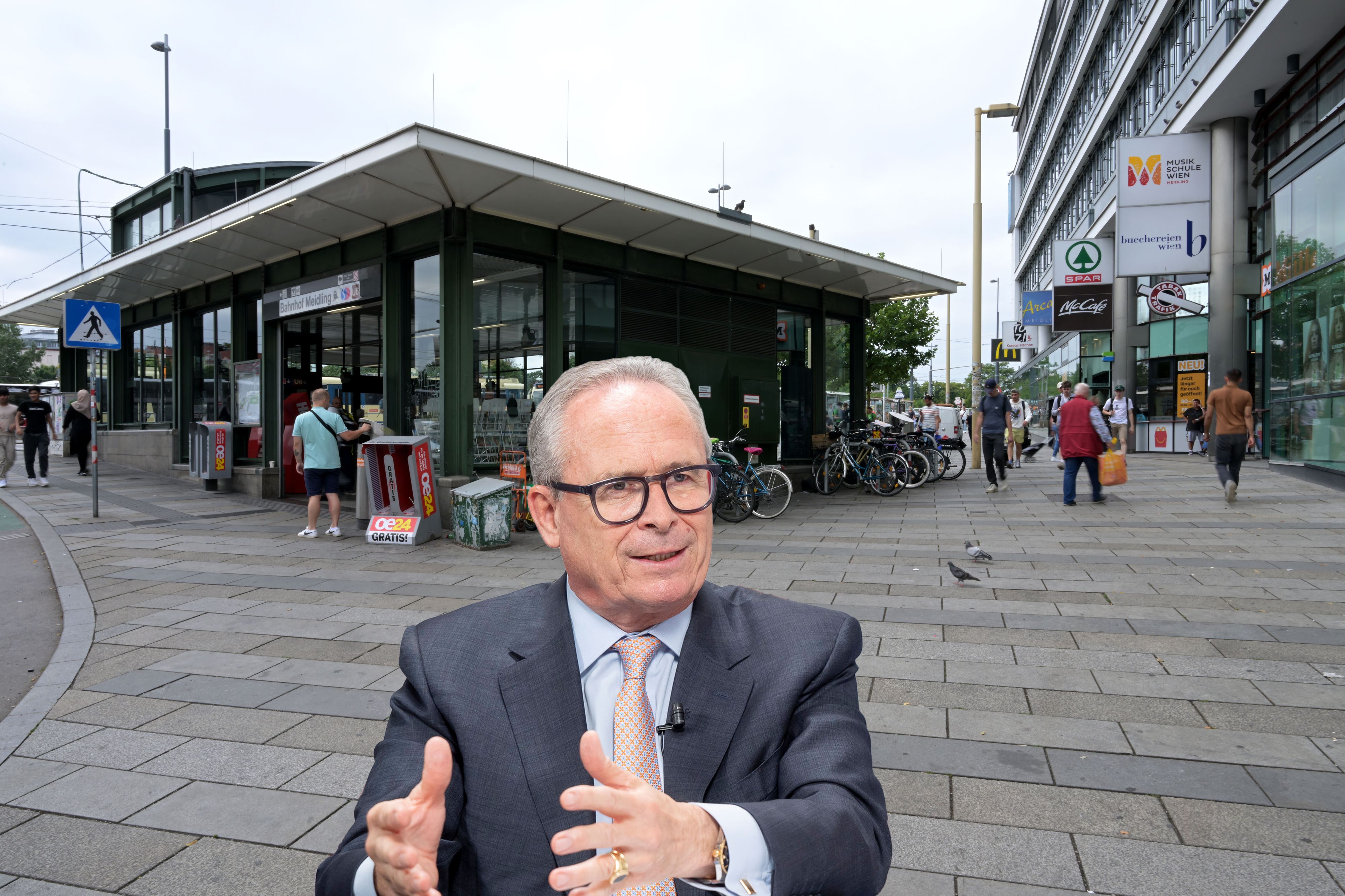 VP-Wien-Chef Karl Mahrer fordert am Vorplatz des Bahnhofs Meidling eine Videoüberwachung.